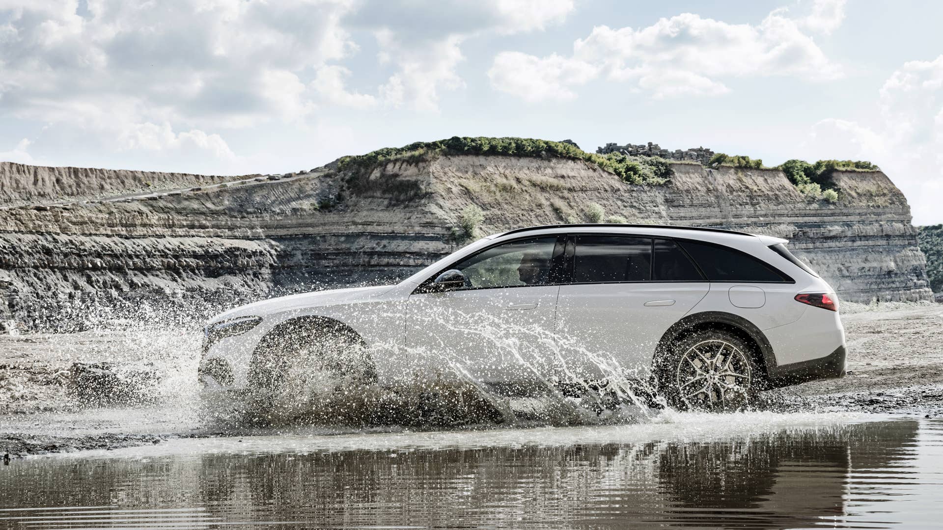 Mercedes-Benz E-Klasse T-Modell All Terrain E 300 de 4MATIC ((vorläufige Angaben) Kraftstoffverbrauch kombiniert, gewichtet (WLTP): 0,9-0,7 l/100 km; Stromverbrauch kombiniert, gewichtet (WLTP): 25,1-23,8 kWh/100 km; CO2-Emissionen kombiniert, gewichtet (WLTP): 22-19 g/km), AVANTGARDE Line, Night Paket; Exterieur: MANUFAKTUR opalithweiß bright; Interieur: Leder macchiatobeige, Zierelemente Holz Ahorn braun offenporig aluminium lines//Mercedes-Benz E-Class Estate All Terrain E 300 de 4MATIC ((preliminary data) Fuel consumption combined, weighted (WLTP): 0.9-0.7 l/100 km; Power consumption combined, weighted (WLTP): 25.1-23.8 kWh/100 km; CO2 emissions combined, weighted (WLTP): 22-19 g/km), AVANTGARDE line, night package; exterior: MANUFAKTUR opalith white bright; interior: leather macchiato beige, brown open-pore maple wood trim elements with aluminium lines