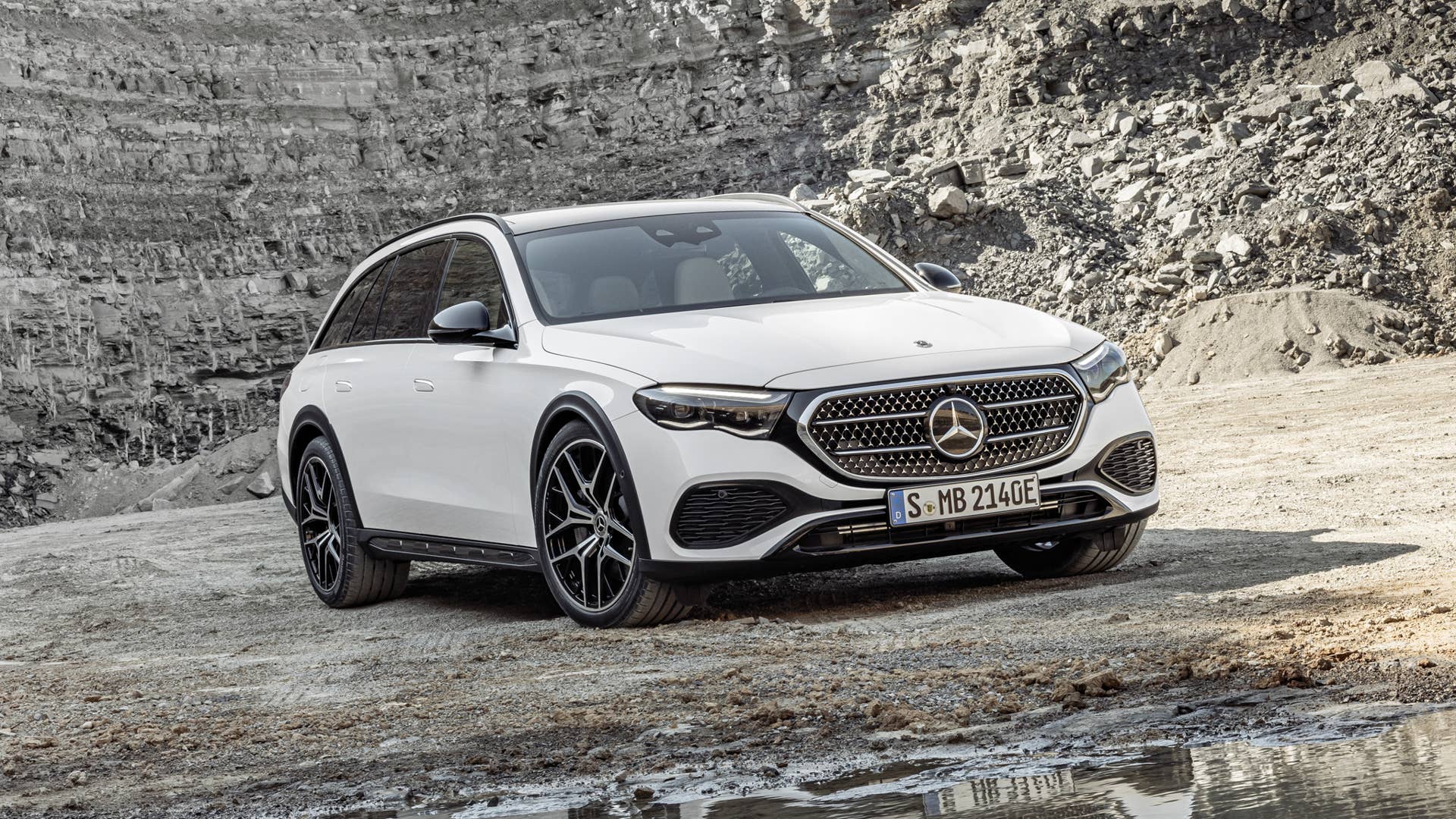 Mercedes-Benz E-Klasse T-Modell All Terrain E 300 de 4MATIC ((vorläufige Angaben) Kraftstoffverbrauch kombiniert, gewichtet (WLTP): 0,9-0,7 l/100 km; Stromverbrauch kombiniert, gewichtet (WLTP): 25,1-23,8 kWh/100 km; CO2-Emissionen kombiniert, gewichtet (WLTP): 22-19 g/km), AVANTGARDE Line, Night Paket; Exterieur: MANUFAKTUR opalithweiß bright; Interieur: Leder macchiatobeige, Zierelemente Holz Ahorn braun offenporig aluminium lines//Mercedes-Benz E-Class Estate All Terrain E 300 de 4MATIC ((preliminary data) Fuel consumption combined, weighted (WLTP): 0.9-0.7 l/100 km; Power consumption combined, weighted (WLTP): 25.1-23.8 kWh/100 km; CO2 emissions combined, weighted (WLTP): 22-19 g/km), AVANTGARDE line, night package; exterior: MANUFAKTUR opalith white bright; interior: leather macchiato beige, brown open-pore maple wood trim elements with aluminium lines