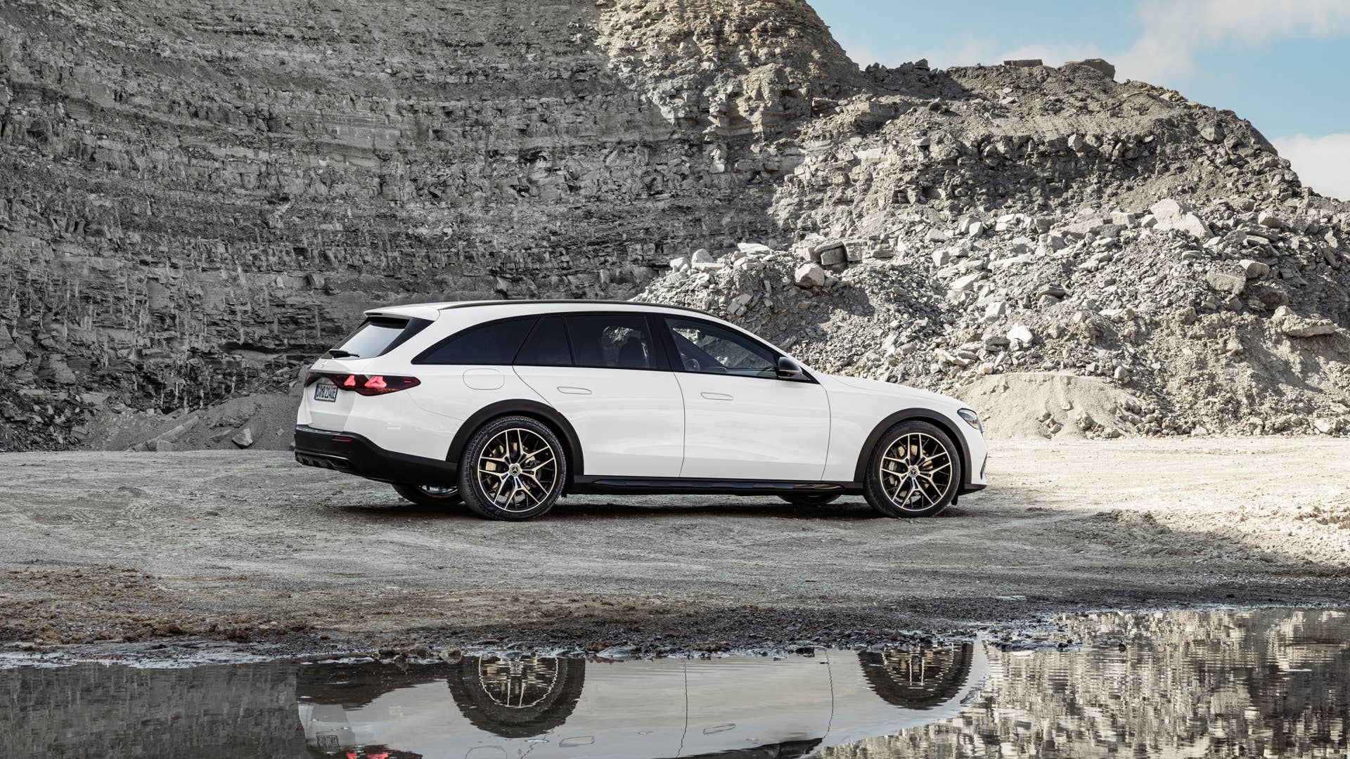 Mercedes-Benz E-Klasse T-Modell All Terrain E 300 de 4MATIC ((vorläufige Angaben) Kraftstoffverbrauch kombiniert, gewichtet (WLTP): 0,9-0,7 l/100 km; Stromverbrauch kombiniert, gewichtet (WLTP): 25,1-23,8 kWh/100 km; CO2-Emissionen kombiniert, gewichtet (WLTP): 22-19 g/km), AVANTGARDE Line, Night Paket; Exterieur: MANUFAKTUR opalithweiß bright; Interieur: Leder macchiatobeige, Zierelemente Holz Ahorn braun offenporig aluminium lines//Mercedes-Benz E-Class Estate All Terrain E 300 de 4MATIC ((preliminary data) Fuel consumption combined, weighted (WLTP): 0.9-0.7 l/100 km; Power consumption combined, weighted (WLTP): 25.1-23.8 kWh/100 km; CO2 emissions combined, weighted (WLTP): 22-19 g/km), AVANTGARDE line, night package; exterior: MANUFAKTUR opalith white bright; interior: leather macchiato beige, brown open-pore maple wood trim elements with aluminium lines