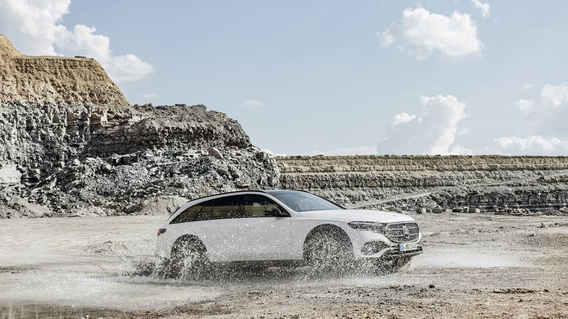 Mercedes-Benz E-Klasse T-Modell All Terrain E 300 de 4MATIC ((vorläufige Angaben) Kraftstoffverbrauch kombiniert, gewichtet (WLTP): 0,9-0,7 l/100 km; Stromverbrauch kombiniert, gewichtet (WLTP): 25,1-23,8 kWh/100 km; CO2-Emissionen kombiniert, gewichtet (WLTP): 22-19 g/km), AVANTGARDE Line, Night Paket; Exterieur: MANUFAKTUR opalithweiß bright; Interieur: Leder macchiatobeige, Zierelemente Holz Ahorn braun offenporig aluminium lines//Mercedes-Benz E-Class Estate All Terrain E 300 de 4MATIC ((preliminary data) Fuel consumption combined, weighted (WLTP): 0.9-0.7 l/100 km; Power consumption combined, weighted (WLTP): 25.1-23.8 kWh/100 km; CO2 emissions combined, weighted (WLTP): 22-19 g/km), AVANTGARDE line, night package; exterior: MANUFAKTUR opalith white bright; interior: leather macchiato beige, brown open-pore maple wood trim elements with aluminium lines