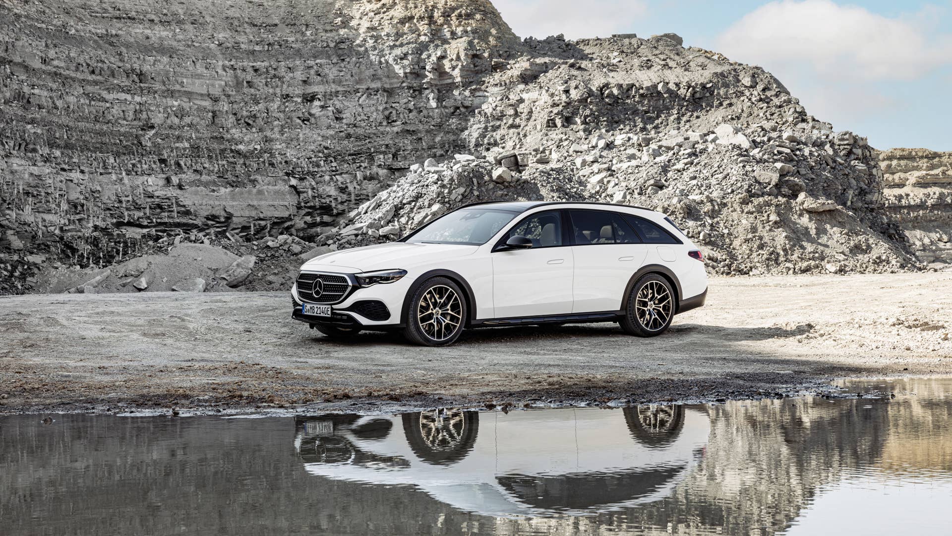 Mercedes-Benz E-Klasse T-Modell All Terrain E 300 de 4MATIC ((vorläufige Angaben) Kraftstoffverbrauch kombiniert, gewichtet (WLTP): 0,9-0,7 l/100 km; Stromverbrauch kombiniert, gewichtet (WLTP): 25,1-23,8 kWh/100 km; CO2-Emissionen kombiniert, gewichtet (WLTP): 22-19 g/km), AVANTGARDE Line, Night Paket; Exterieur: MANUFAKTUR opalithweiß bright; Interieur: Leder macchiatobeige, Zierelemente Holz Ahorn braun offenporig aluminium lines//Mercedes-Benz E-Class Estate All Terrain E 300 de 4MATIC ((preliminary data) Fuel consumption combined, weighted (WLTP): 0.9-0.7 l/100 km; Power consumption combined, weighted (WLTP): 25.1-23.8 kWh/100 km; CO2 emissions combined, weighted (WLTP): 22-19 g/km), AVANTGARDE line, night package; exterior: MANUFAKTUR opalith white bright; interior: leather macchiato beige, brown open-pore maple wood trim elements with aluminium lines