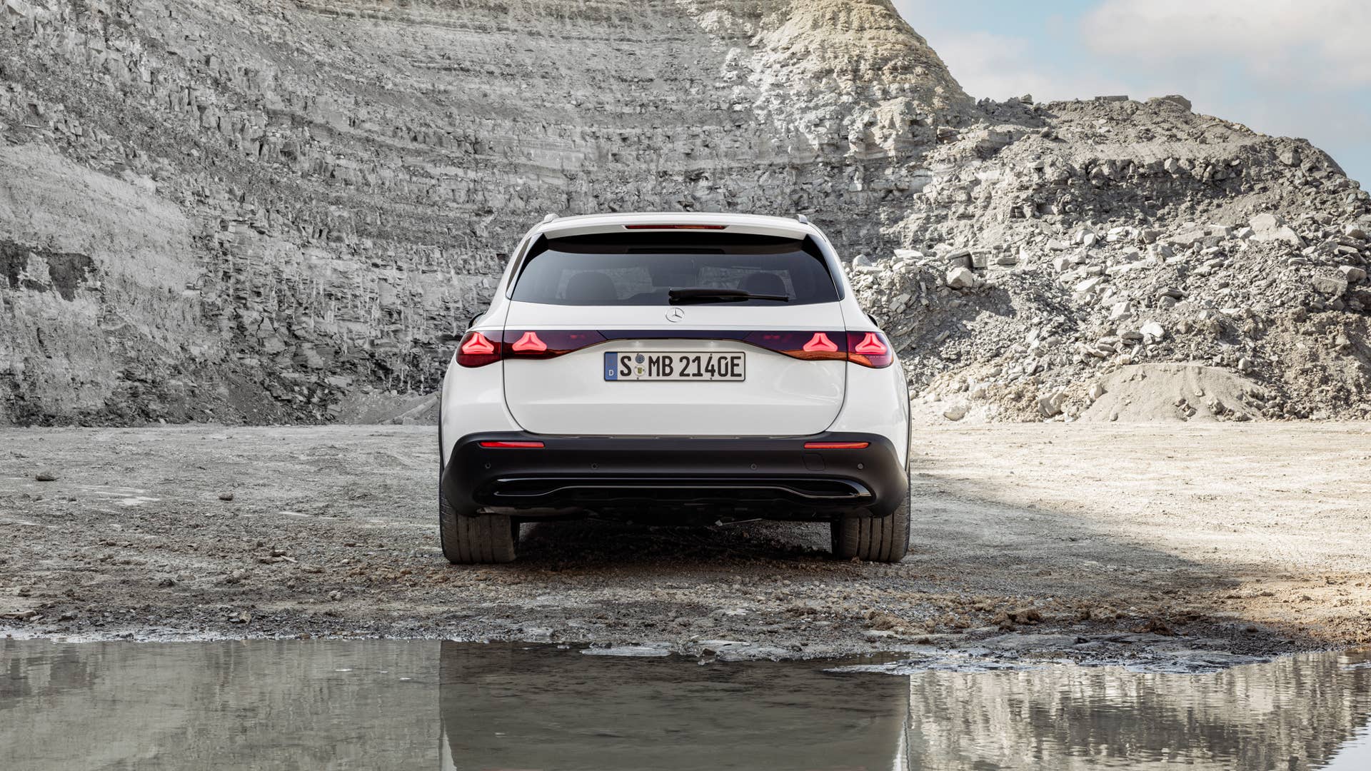 Mercedes-Benz E-Klasse T-Modell All Terrain E 300 de 4MATIC ((vorläufige Angaben) Kraftstoffverbrauch kombiniert, gewichtet (WLTP): 0,9-0,7 l/100 km; Stromverbrauch kombiniert, gewichtet (WLTP): 25,1-23,8 kWh/100 km; CO2-Emissionen kombiniert, gewichtet (WLTP): 22-19 g/km), AVANTGARDE Line, Night Paket; Exterieur: MANUFAKTUR opalithweiß bright; Interieur: Leder macchiatobeige, Zierelemente Holz Ahorn braun offenporig aluminium lines//Mercedes-Benz E-Class Estate All Terrain E 300 de 4MATIC ((preliminary data) Fuel consumption combined, weighted (WLTP): 0.9-0.7 l/100 km; Power consumption combined, weighted (WLTP): 25.1-23.8 kWh/100 km; CO2 emissions combined, weighted (WLTP): 22-19 g/km), AVANTGARDE line, night package; exterior: MANUFAKTUR opalith white bright; interior: leather macchiato beige, brown open-pore maple wood trim elements with aluminium lines