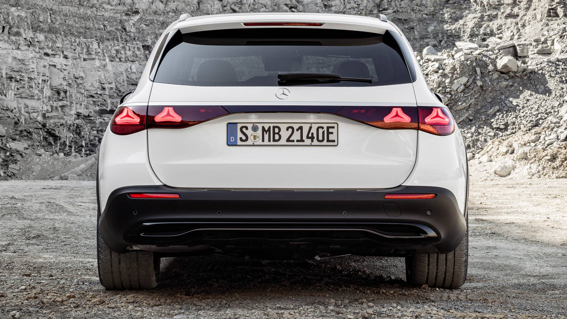 Mercedes-Benz E-Klasse T-Modell All Terrain E 300 de 4MATIC ((vorläufige Angaben) Kraftstoffverbrauch kombiniert, gewichtet (WLTP): 0,9-0,7 l/100 km; Stromverbrauch kombiniert, gewichtet (WLTP): 25,1-23,8 kWh/100 km; CO2-Emissionen kombiniert, gewichtet (WLTP): 22-19 g/km), AVANTGARDE Line, Night Paket; Exterieur: MANUFAKTUR opalithweiß bright; Interieur: Leder macchiatobeige, Zierelemente Holz Ahorn braun offenporig aluminium lines//Mercedes-Benz E-Class Estate All Terrain E 300 de 4MATIC ((preliminary data) Fuel consumption combined, weighted (WLTP): 0.9-0.7 l/100 km; Power consumption combined, weighted (WLTP): 25.1-23.8 kWh/100 km; CO2 emissions combined, weighted (WLTP): 22-19 g/km), AVANTGARDE line, night package; exterior: MANUFAKTUR opalith white bright; interior: leather macchiato beige, brown open-pore maple wood trim elements with aluminium lines