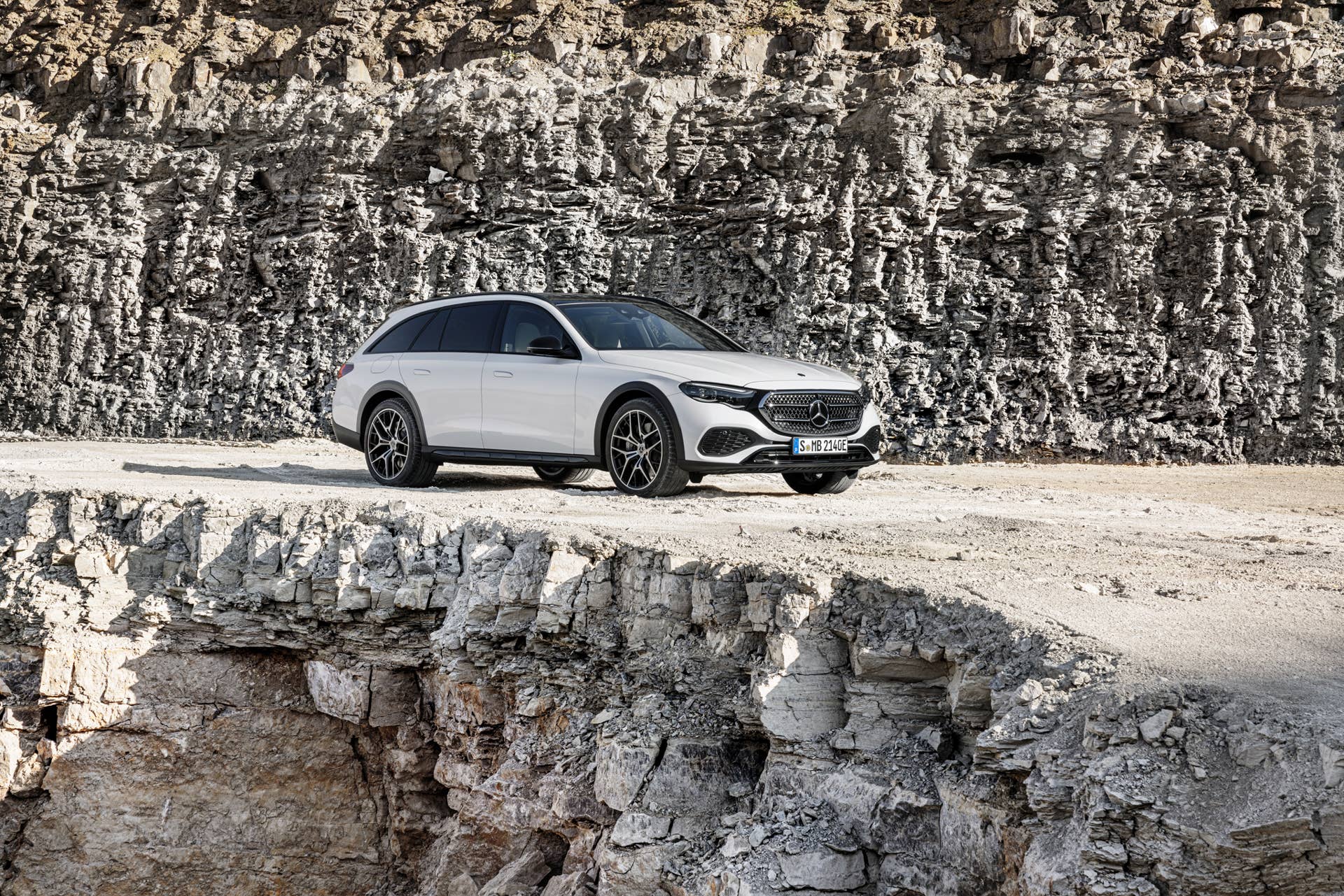 Mercedes-Benz E-Klasse T-Modell All Terrain E 300 de 4MATIC ((vorläufige Angaben) Kraftstoffverbrauch kombiniert, gewichtet (WLTP): 0,9-0,7 l/100 km; Stromverbrauch kombiniert, gewichtet (WLTP): 25,1-23,8 kWh/100 km; CO2-Emissionen kombiniert, gewichtet (WLTP): 22-19 g/km), AVANTGARDE Line, Night Paket; Exterieur: MANUFAKTUR opalithweiß bright; Interieur: Leder macchiatobeige, Zierelemente Holz Ahorn braun offenporig aluminium lines//Mercedes-Benz E-Class Estate All Terrain E 300 de 4MATIC ((preliminary data) Fuel consumption combined, weighted (WLTP): 0.9-0.7 l/100 km; Power consumption combined, weighted (WLTP): 25.1-23.8 kWh/100 km; CO2 emissions combined, weighted (WLTP): 22-19 g/km), AVANTGARDE line, night package; exterior: MANUFAKTUR opalith white bright; interior: leather macchiato beige, brown open-pore maple wood trim elements with aluminium lines