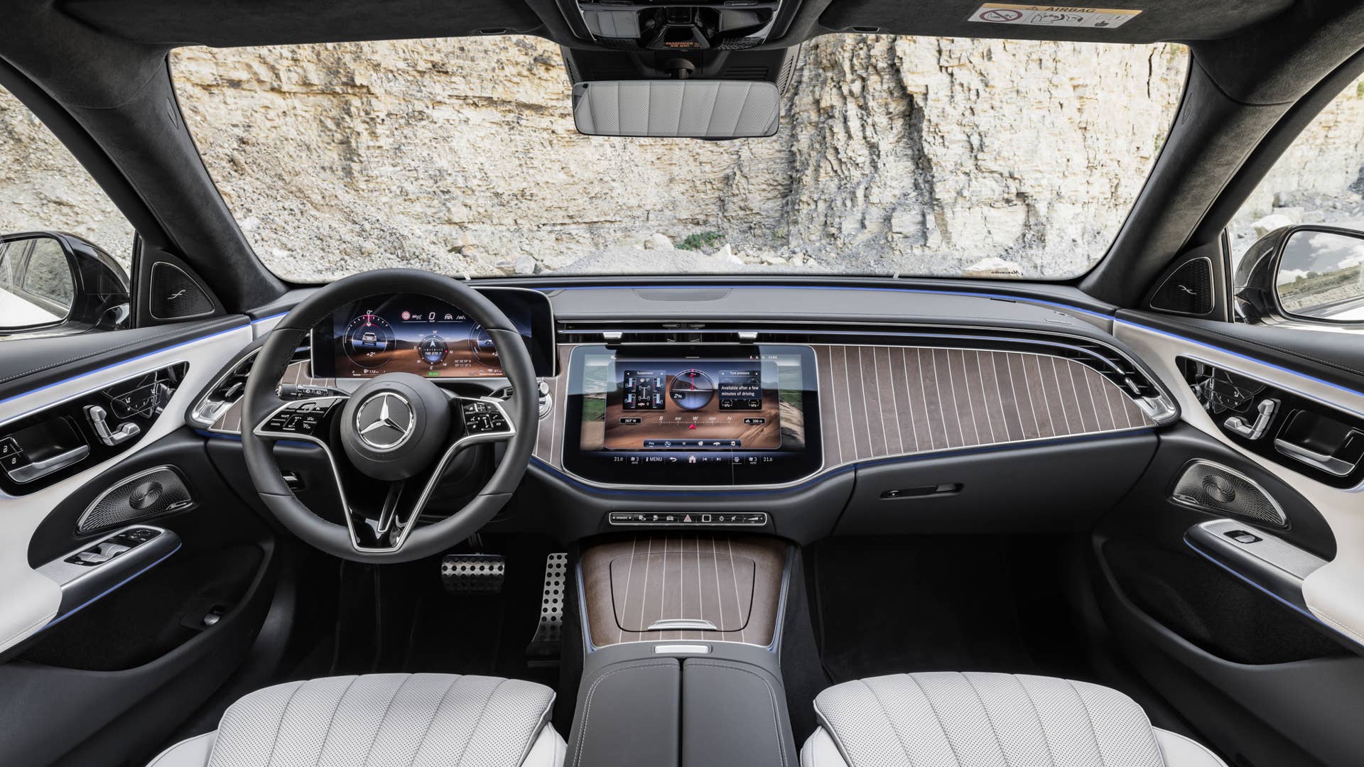 Mercedes-Benz E-Klasse T-Modell All Terrain E 300 de 4MATIC ((vorläufige Angaben) Kraftstoffverbrauch kombiniert, gewichtet (WLTP): 0,9-0,7 l/100 km; Stromverbrauch kombiniert, gewichtet (WLTP): 25,1-23,8 kWh/100 km; CO2-Emissionen kombiniert, gewichtet (WLTP): 22-19 g/km), AVANTGARDE Line, Night Paket; Exterieur: MANUFAKTUR opalithweiß bright; Interieur: Leder macchiatobeige, Zierelemente Holz Ahorn braun offenporig aluminium lines//Mercedes-Benz E-Class Estate All Terrain E 300 de 4MATIC ((preliminary data) Fuel consumption combined, weighted (WLTP): 0.9-0.7 l/100 km; Power consumption combined, weighted (WLTP): 25.1-23.8 kWh/100 km; CO2 emissions combined, weighted (WLTP): 22-19 g/km), AVANTGARDE line, night package; exterior: MANUFAKTUR opalith white bright; interior: leather macchiato beige, brown open-pore maple wood trim elements with aluminium lines