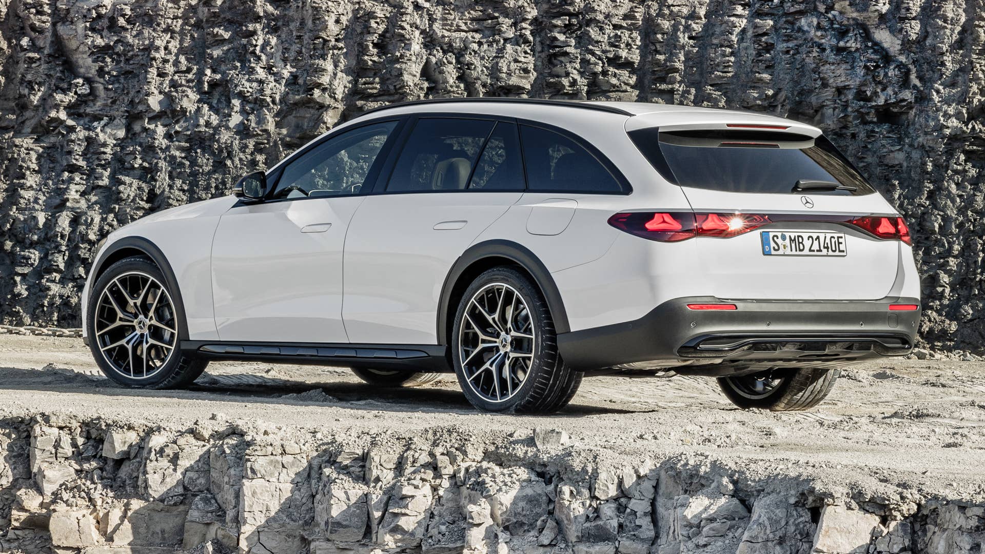 Mercedes-Benz E-Klasse T-Modell All Terrain E 300 de 4MATIC ((vorläufige Angaben) Kraftstoffverbrauch kombiniert, gewichtet (WLTP): 0,9-0,7 l/100 km; Stromverbrauch kombiniert, gewichtet (WLTP): 25,1-23,8 kWh/100 km; CO2-Emissionen kombiniert, gewichtet (WLTP): 22-19 g/km), AVANTGARDE Line, Night Paket; Exterieur: MANUFAKTUR opalithweiß bright; Interieur: Leder macchiatobeige, Zierelemente Holz Ahorn braun offenporig aluminium lines//Mercedes-Benz E-Class Estate All Terrain E 300 de 4MATIC ((preliminary data) Fuel consumption combined, weighted (WLTP): 0.9-0.7 l/100 km; Power consumption combined, weighted (WLTP): 25.1-23.8 kWh/100 km; CO2 emissions combined, weighted (WLTP): 22-19 g/km), AVANTGARDE line, night package; exterior: MANUFAKTUR opalith white bright; interior: leather macchiato beige, brown open-pore maple wood trim elements with aluminium lines