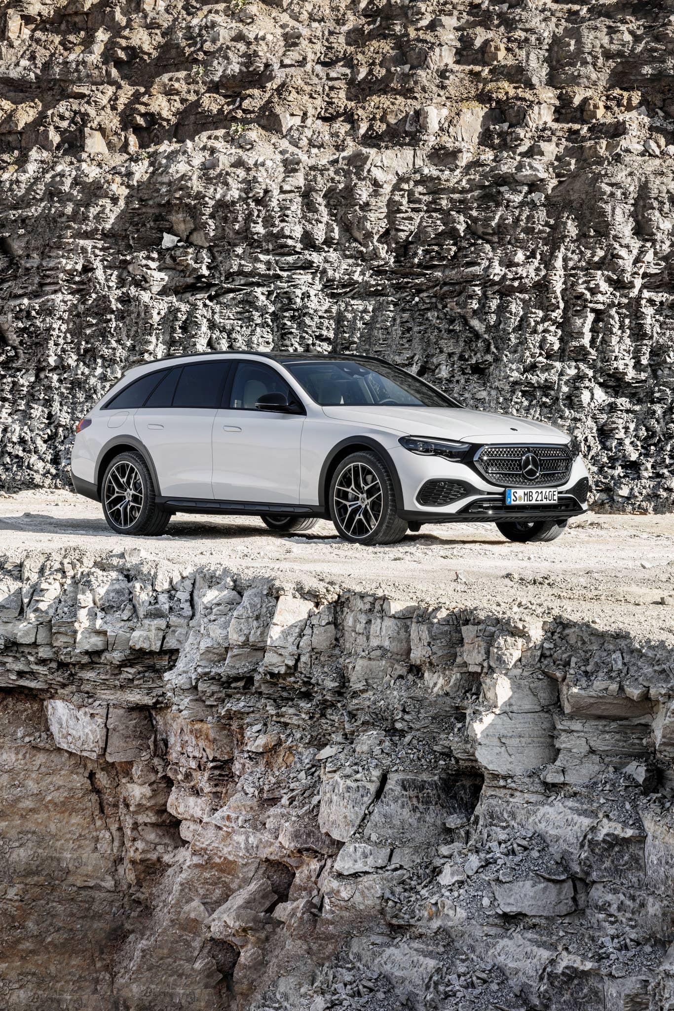 Mercedes-Benz E-Klasse T-Modell All Terrain E 300 de 4MATIC ((vorläufige Angaben) Kraftstoffverbrauch kombiniert, gewichtet (WLTP): 0,9-0,7 l/100 km; Stromverbrauch kombiniert, gewichtet (WLTP): 25,1-23,8 kWh/100 km; CO2-Emissionen kombiniert, gewichtet (WLTP): 22-19 g/km), AVANTGARDE Line, Night Paket; Exterieur: MANUFAKTUR opalithweiß bright; Interieur: Leder macchiatobeige, Zierelemente Holz Ahorn braun offenporig aluminium lines//Mercedes-Benz E-Class Estate All Terrain E 300 de 4MATIC ((preliminary data) Fuel consumption combined, weighted (WLTP): 0.9-0.7 l/100 km; Power consumption combined, weighted (WLTP): 25.1-23.8 kWh/100 km; CO2 emissions combined, weighted (WLTP): 22-19 g/km), AVANTGARDE line, night package; exterior: MANUFAKTUR opalith white bright; interior: leather macchiato beige, brown open-pore maple wood trim elements with aluminium lines