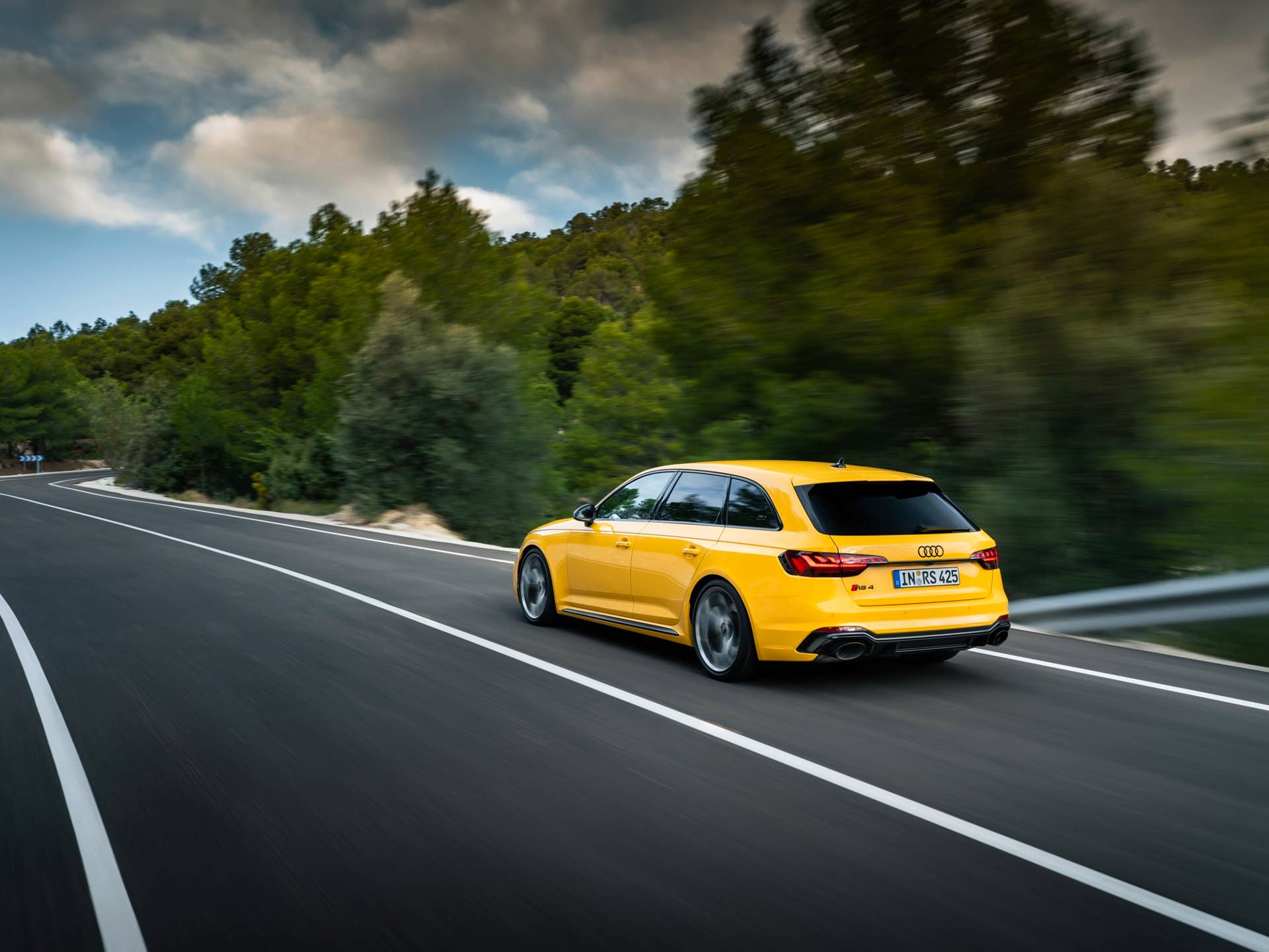 Dynamic photo, Colour: Imola Yellow