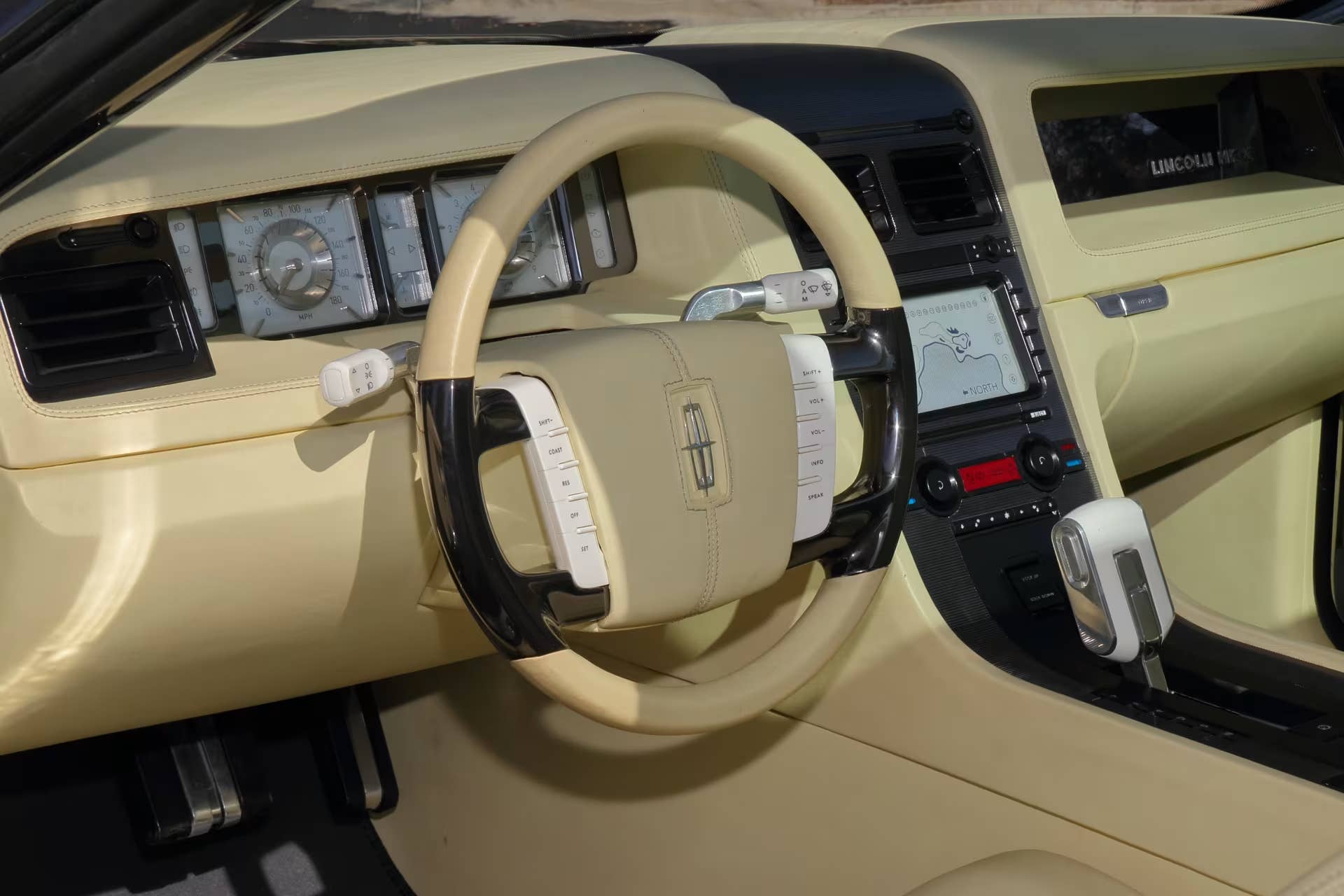 2004 Lincoln Mark X concept car