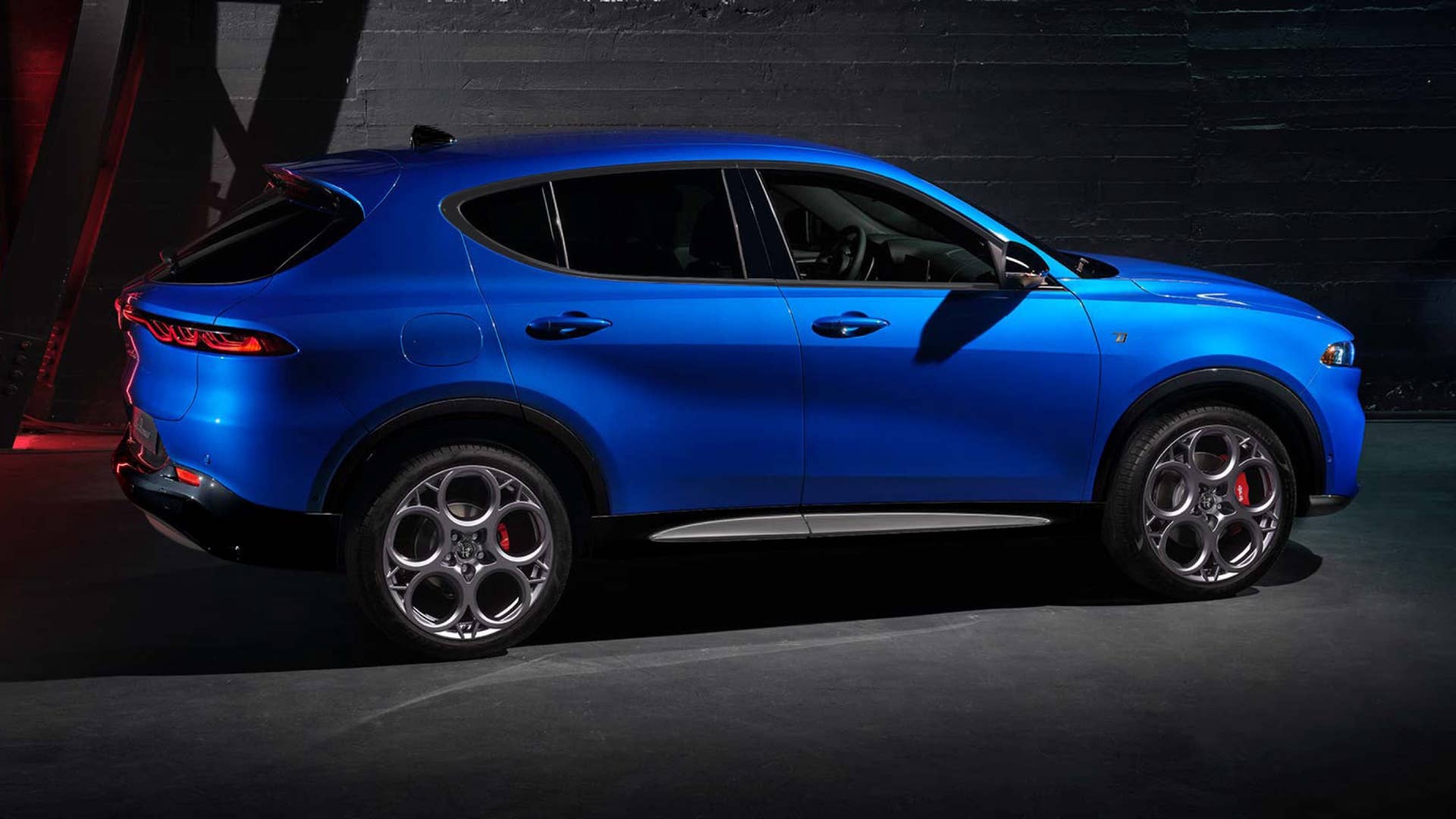 2024 Alfa Romeo Tonale exterior slight rear bias profile