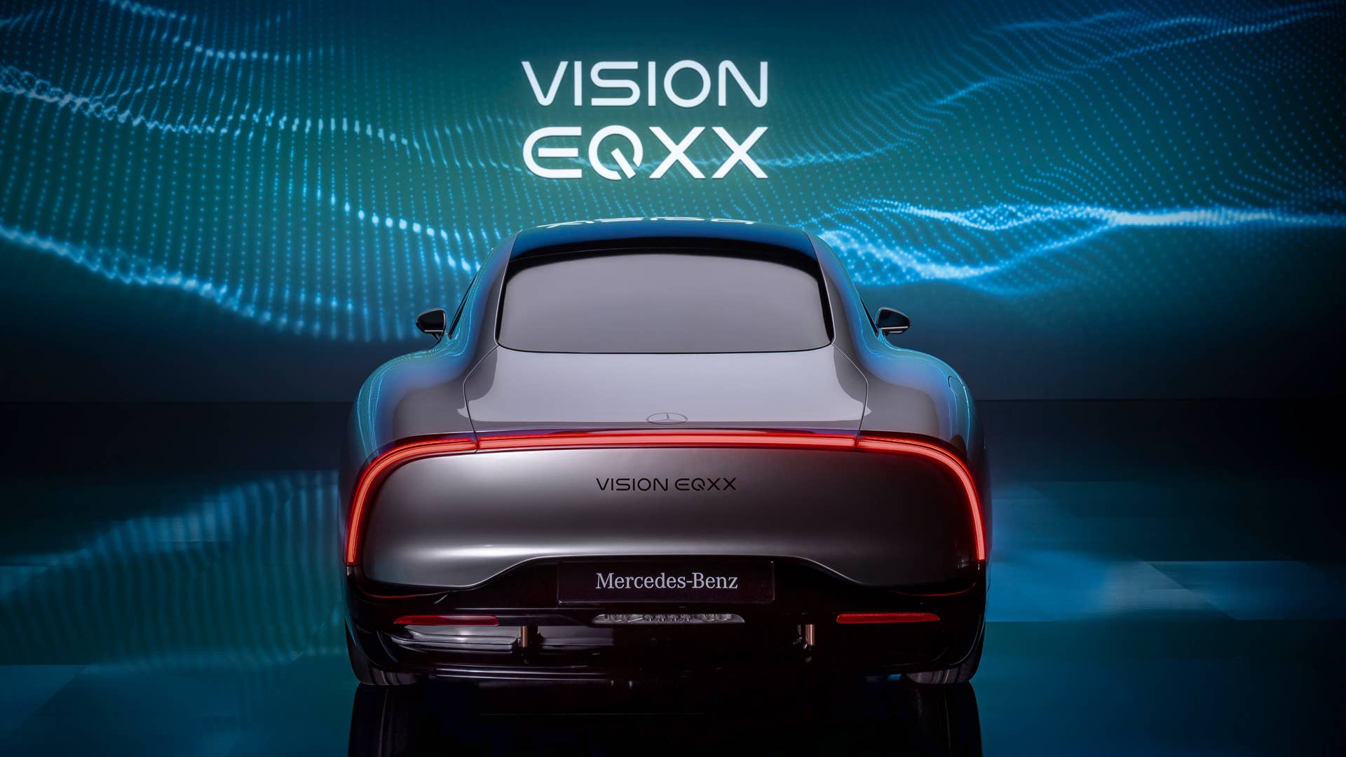 Der VISION EQXX zeigt, wie sich Mercedes-Benz die Zukunft des Elektroautos vorstellt. Das Auto hat eine Reichweite von mehr als 1.000 Kilometern und einen Energieverbrauch von weniger als 10 kWh pro 100 Kilometer. Der VISION EQXX steht für neue Maßstäbe hinsichtlich Energieeffizienz und Reichweite im realen Straßenverkehr sowie für die revolutionäre Entwicklung von Elektroautos. // The VISION EQXX is how Mercedes-Benz imagines the future of electric cars. The car has a range of more than 1,000 kilometres with an outstanding energy consumption of less than 10 kWh per 100 kilometres. The VISION EQXX stands for major new advances: it sets new standards in terms of energy efficiency and range in real-life traffic, and revolutionises the development of electric cars.