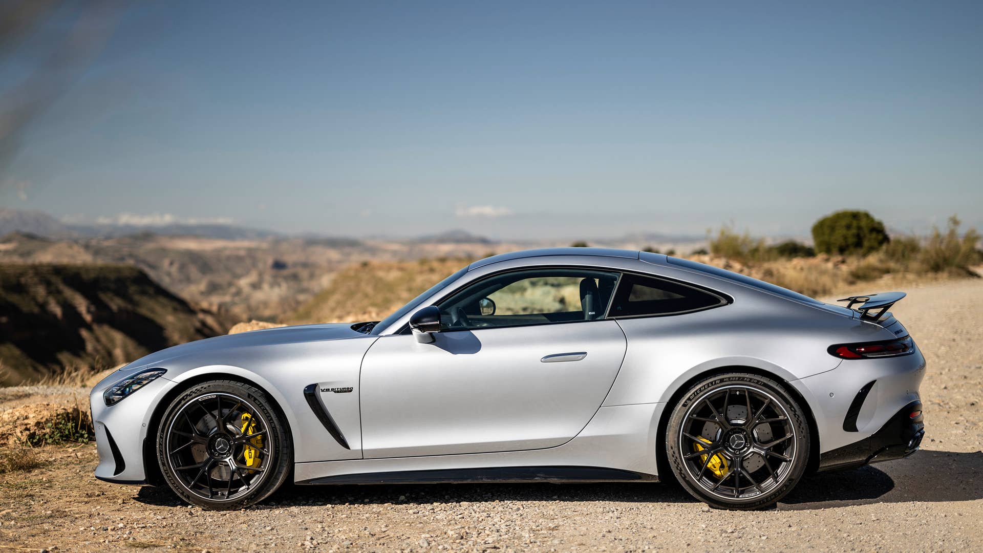 Mercedes-AMG AMG GT 63 4MATIC+ Coupé (Kraftstoffverbrauch kombiniert WLTP 14,1 l/100 km, CO2-Emissionen kombiniert WLTP 319 g/km) Exterieur: Hightechsilber metallic; Interieur: Leder MANUFAKTUR Tartufobraun // Mercedes-AMG AMG GT 63 4MATIC+ Coupé (combined fuel consumption: 14.1 l/100 km, combined CO2 emissions: 319 g/km) // exterior: Hightech Silver metallic; interior: leather MANUFAKTUR Tartufo Brown.