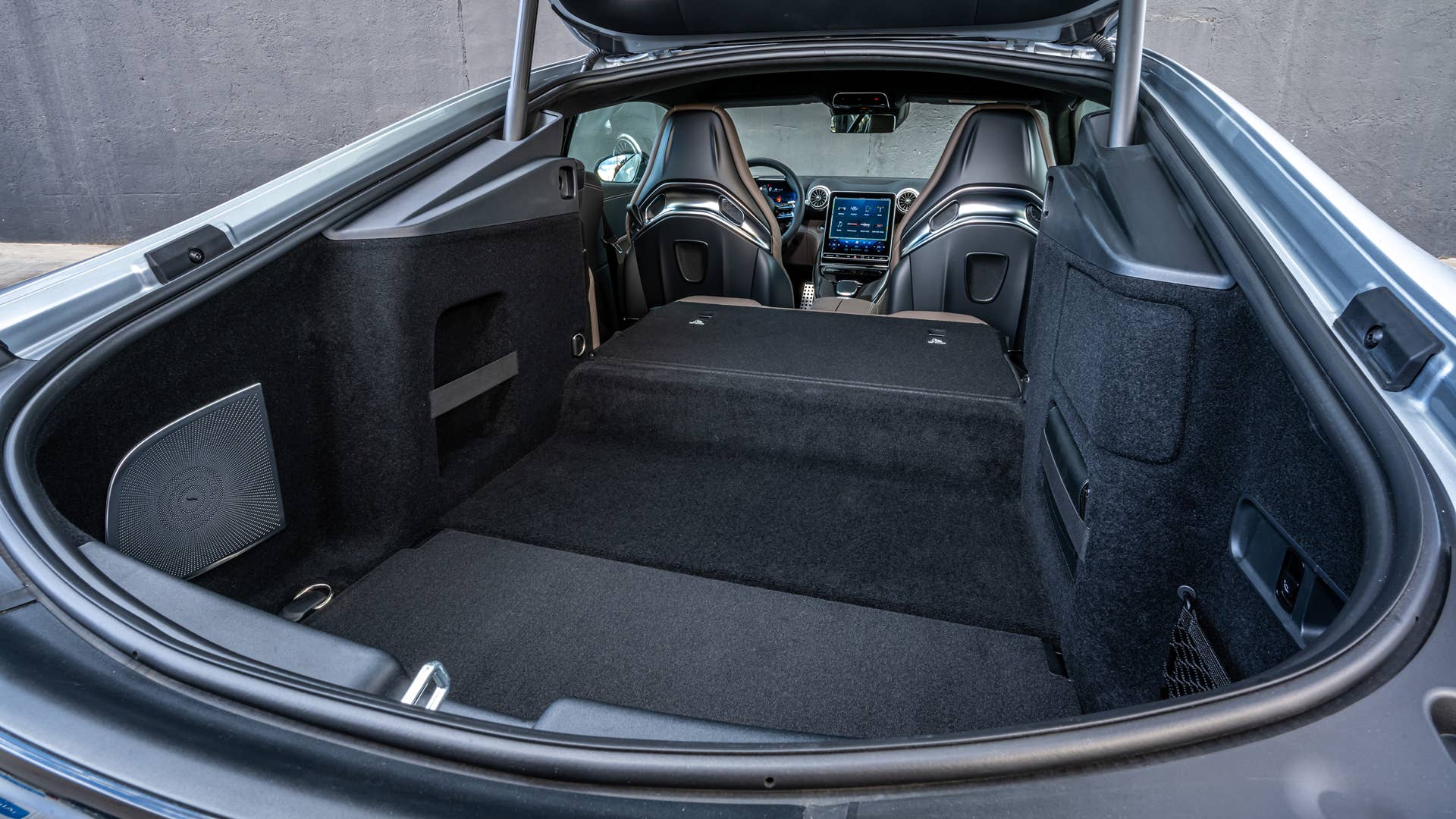 Mercedes-AMG AMG GT 63 4MATIC+ Coupé (Kraftstoffverbrauch kombiniert WLTP 14,1 l/100 km, CO2-Emissionen kombiniert WLTP 319 g/km) Exterieur: Hightechsilber metallic; Interieur: Leder MANUFAKTUR Tartufobraun // Mercedes-AMG AMG GT 63 4MATIC+ Coupé (combined fuel consumption: 14.1 l/100 km, combined CO2 emissions: 319 g/km) // exterior: Hightech Silver metallic; interior: leather MANUFAKTUR Tartufo Brown.