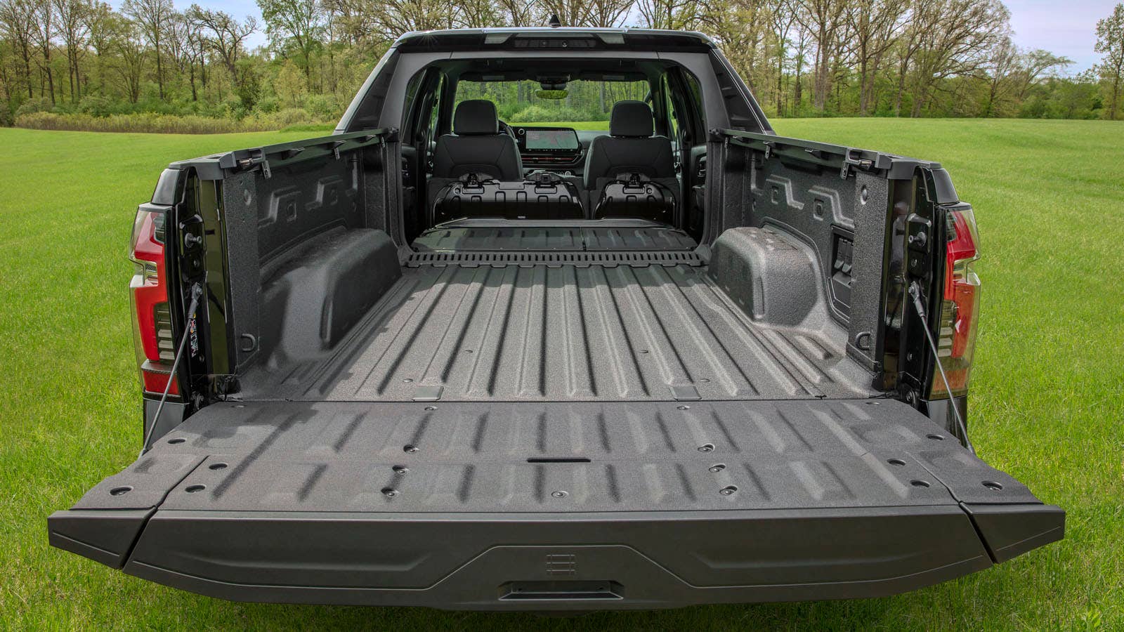 Rear view of the Multi-Flex Midgate, which offers just over 9 feet of storage with the tailgate closed and 10'10" of storage with the Multi-Flex tailgate opened to load stop