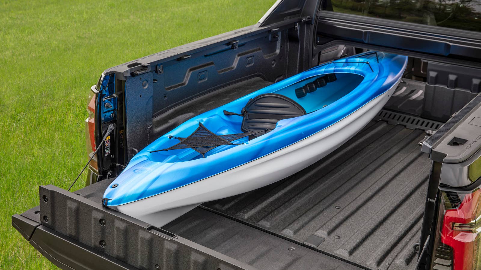 An overhead view showing the 2024 Silverado EV RST’s Multi-Flex Midgate, holding a kayak.