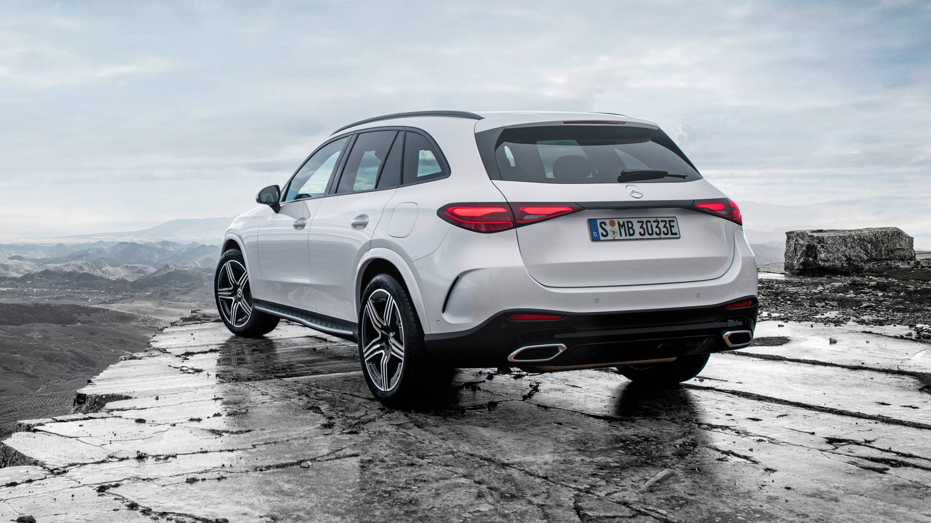 Mercedes-Benz GLC SUV Plug-in-Hybrid; Exterieur: AMG Line, MANUFAKTUR diamantweiß bright; Interieur: AMG Line, Leder zweifarbig powerrot/schwarz // Mercedes-Benz GLC SUV plug-in hybrid; exterior: AMG line, MANUFAKTUR diamond white bright; interior: AMG line, leather two-tone power red/black