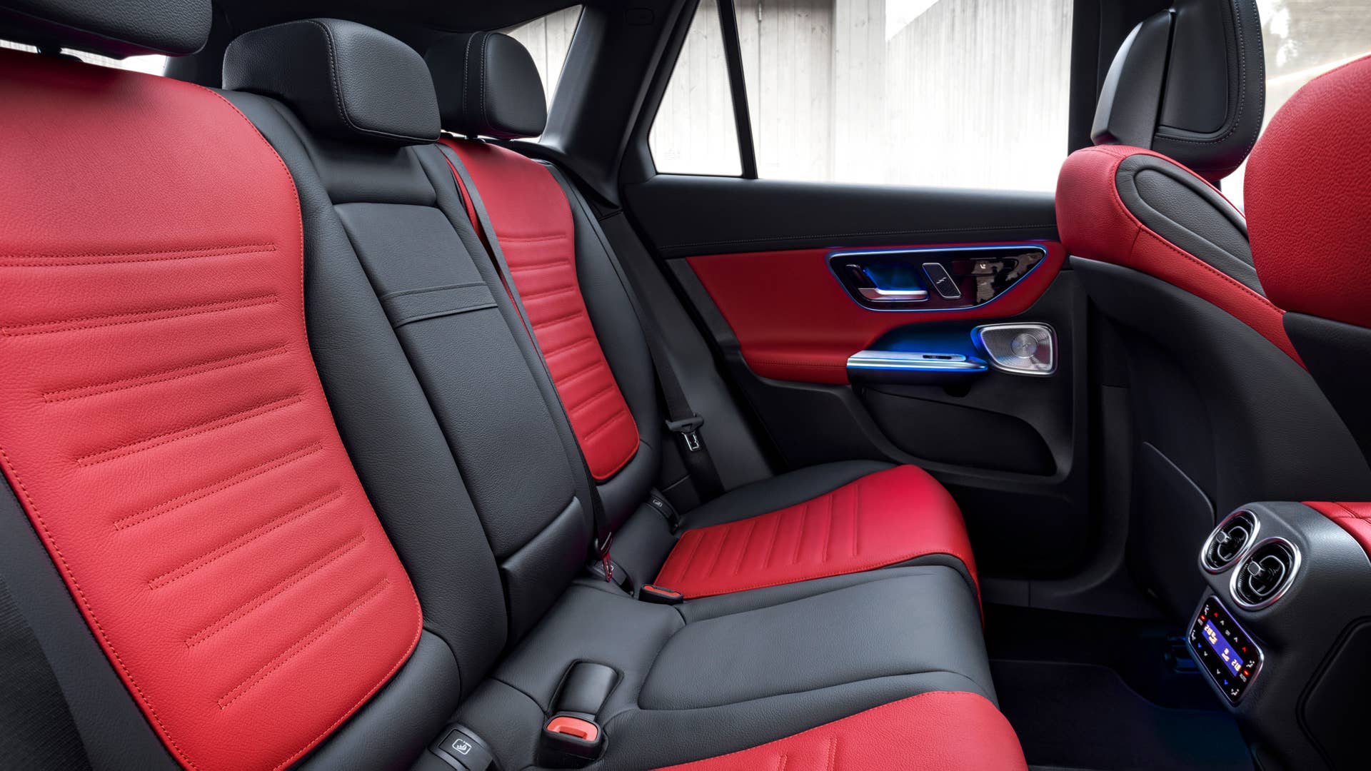 Mercedes-Benz GLC SUV Plug-in-Hybrid; Exterieur: AMG Line, MANUFAKTUR diamantweiß bright; Interieur: AMG Line, Leder zweifarbig powerrot/schwarz // Mercedes-Benz GLC SUV plug-in hybrid; exterior: AMG line, MANUFAKTUR diamond white bright; interior: AMG line, leather two-tone power red/black