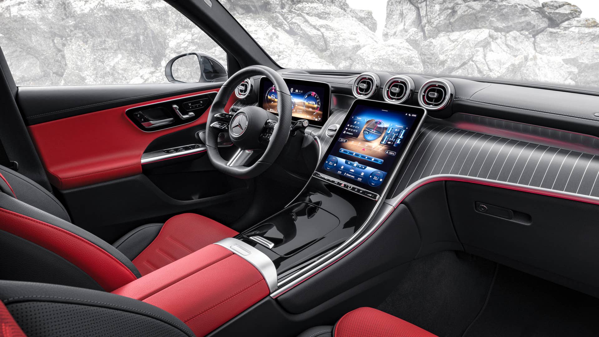 Mercedes-Benz GLC SUV Plug-in-Hybrid; Exterieur: AMG Line, MANUFAKTUR diamantweiß bright; Interieur: AMG Line, Leder zweifarbig powerrot/schwarz // Mercedes-Benz GLC SUV plug-in hybrid; exterior: AMG line, MANUFAKTUR diamond white bright; interior: AMG line, leather two-tone power red/black