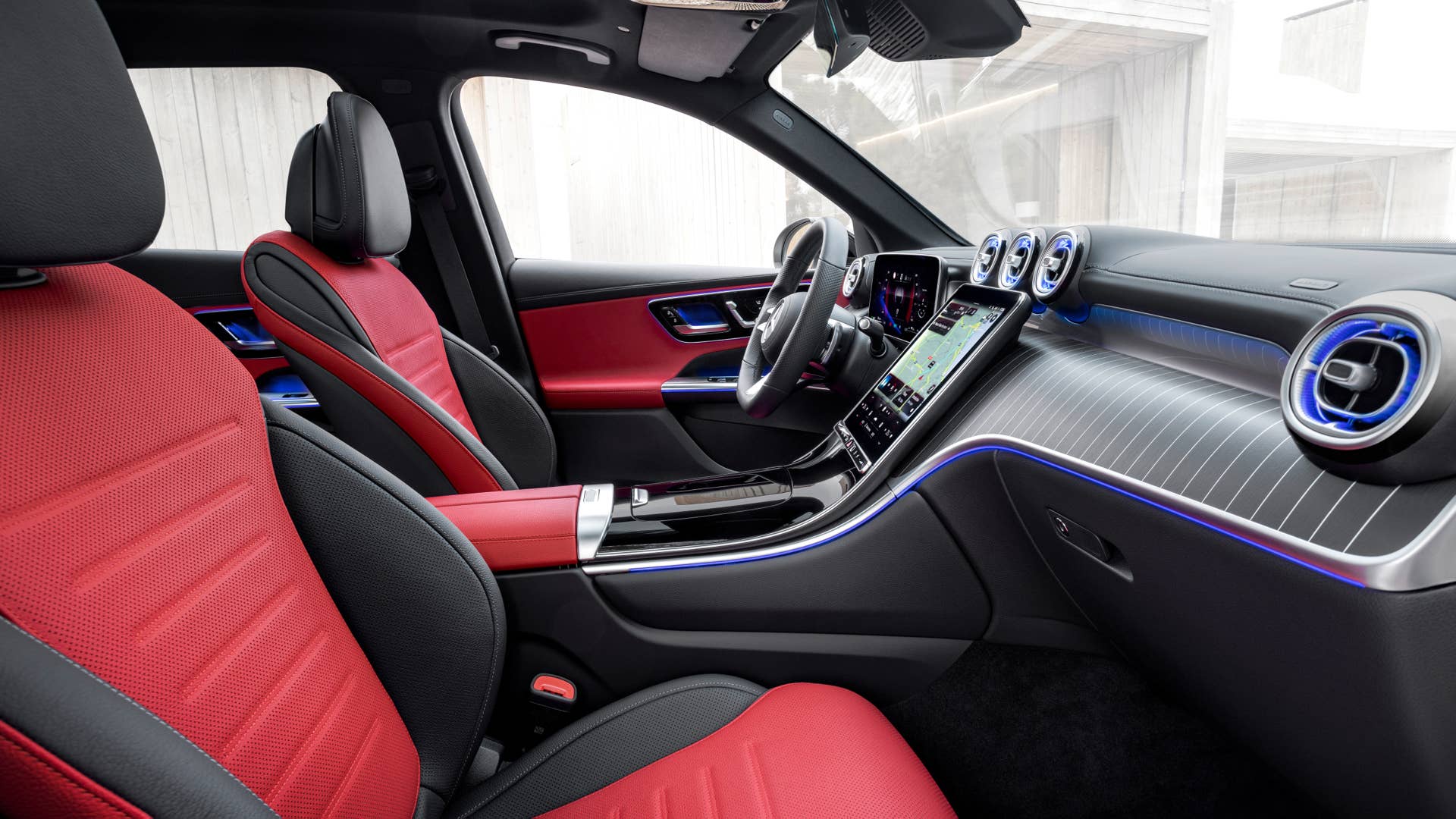 Mercedes-Benz GLC SUV Plug-in-Hybrid; Exterieur: AMG Line, MANUFAKTUR diamantweiß bright; Interieur: AMG Line, Leder zweifarbig powerrot/schwarz // Mercedes-Benz GLC SUV plug-in hybrid; exterior: AMG line, MANUFAKTUR diamond white bright; interior: AMG line, leather two-tone power red/black