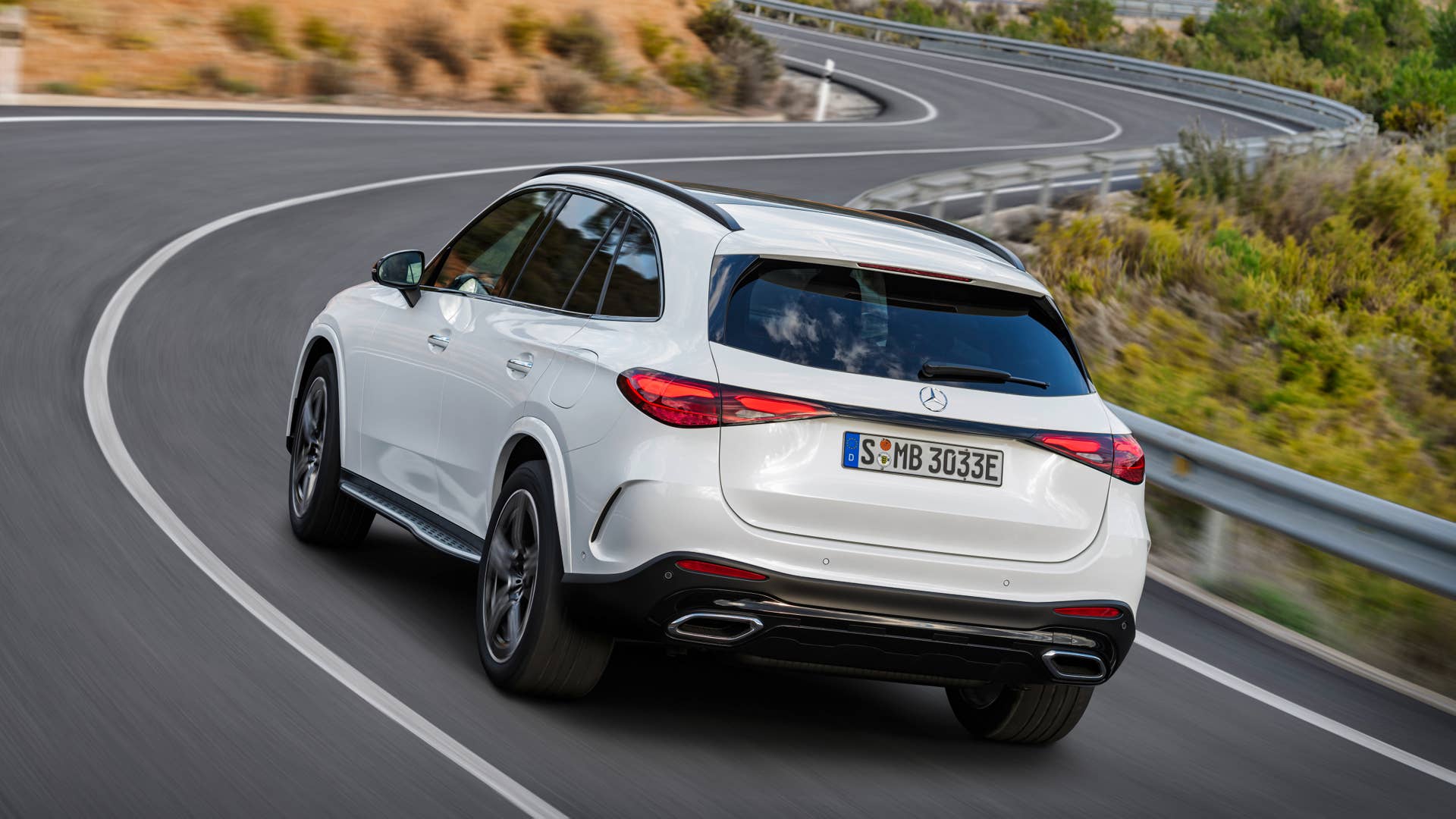 Mercedes-Benz GLC SUV Plug-in-Hybrid; Exterieur: AMG Line, MANUFAKTUR diamantweiß bright; Interieur: AMG Line, Leder zweifarbig powerrot/schwarz // Mercedes-Benz GLC SUV plug-in hybrid; exterior: AMG line, MANUFAKTUR diamond white bright; interior: AMG line, leather two-tone power red/black