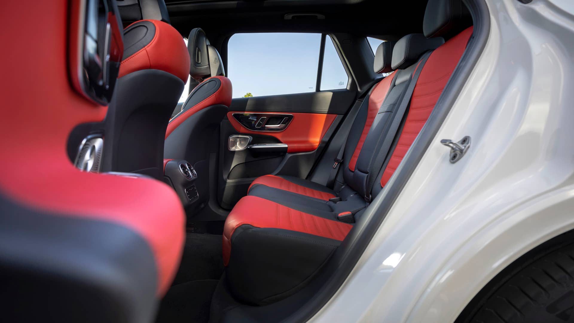Mercedes-Benz GLC SUV Plug-in-Hybrid; Exterieur: AMG Line, MANUFAKTUR diamantweiß bright; Interieur: AMG Line, Leder zweifarbig powerrot/schwarz // Mercedes-Benz GLC SUV plug-in hybrid; exterior: AMG line, MANUFAKTUR diamond white bright; interior: AMG line, leather two-tone power red/black