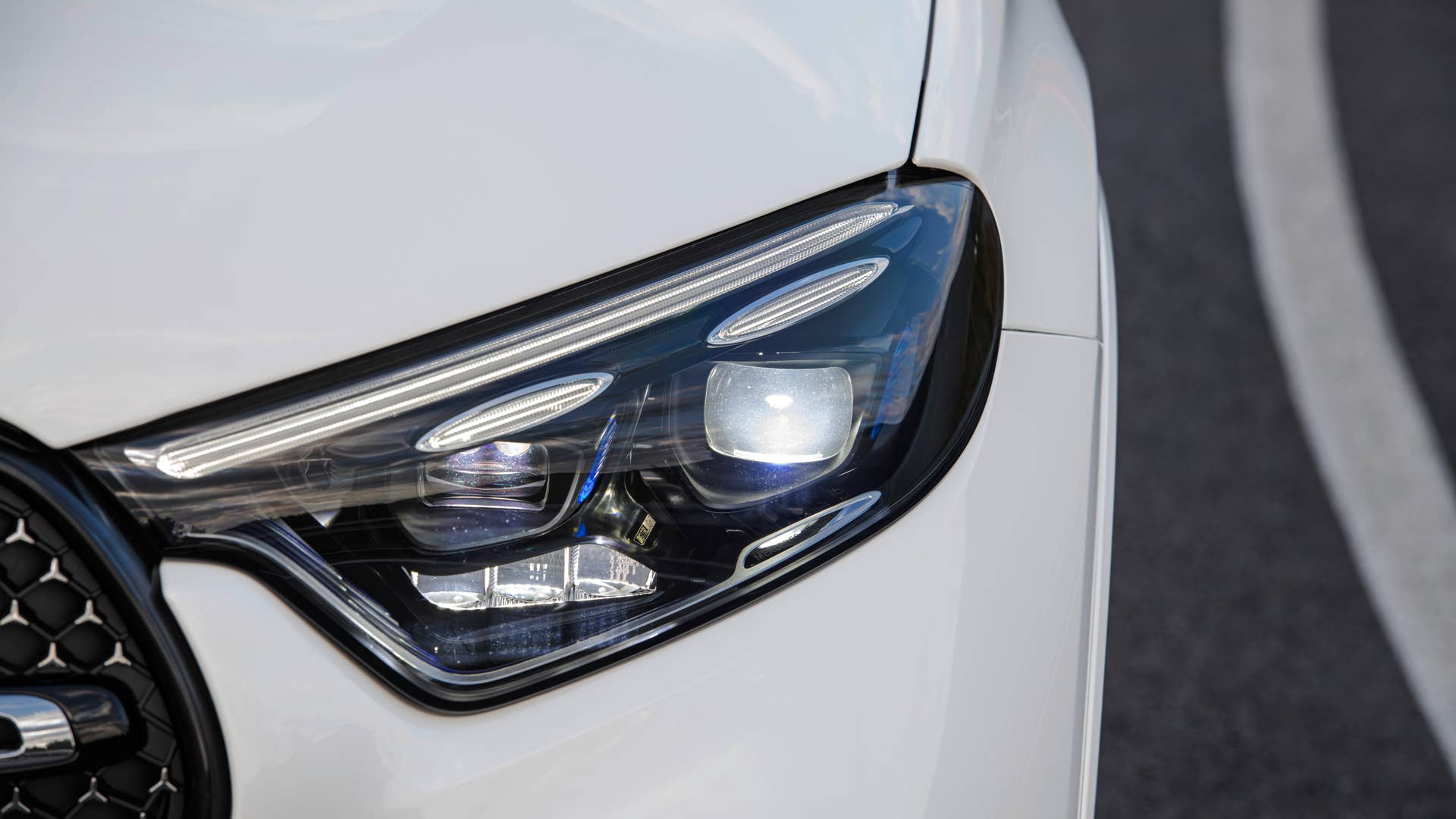 Mercedes-Benz GLC SUV Plug-in-Hybrid; Exterieur: AMG Line, MANUFAKTUR diamantweiß bright; Interieur: AMG Line, Leder zweifarbig powerrot/schwarz // Mercedes-Benz GLC SUV plug-in hybrid; exterior: AMG line, MANUFAKTUR diamond white bright; interior: AMG line, leather two-tone power red/black