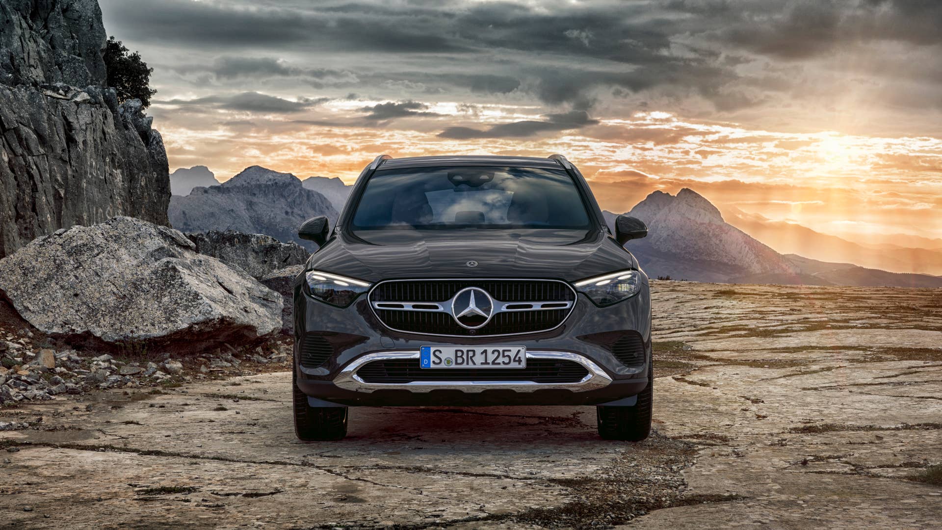 Mercedes-Benz GLC SUV; Exterieur: AVANTGARDE, graphitgrau metallic; Interieur: AVANTGARDE, Leder Nappa sienabraun // Mercedes-Benz GLC SUV; exterior: AVANTGARDE, graphite grey metallic; interior: AVANTGARDE, nappa leather sienna brown
