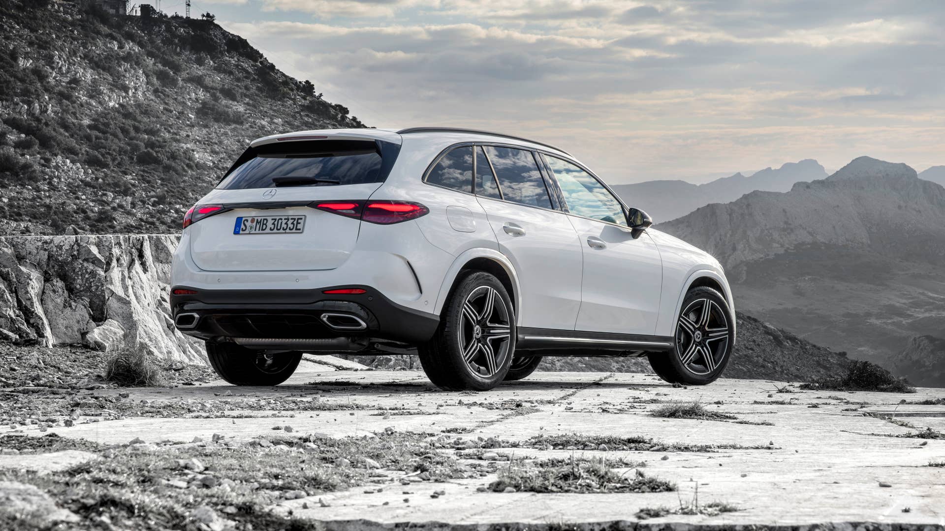 Mercedes-Benz GLC SUV Plug-in-Hybrid; Exterieur: AMG Line, MANUFAKTUR diamantweiß bright; Interieur: AMG Line, Leder zweifarbig powerrot/schwarz // Mercedes-Benz GLC SUV plug-in hybrid; exterior: AMG line, MANUFAKTUR diamond white bright; interior: AMG line, leather two-tone power red/black