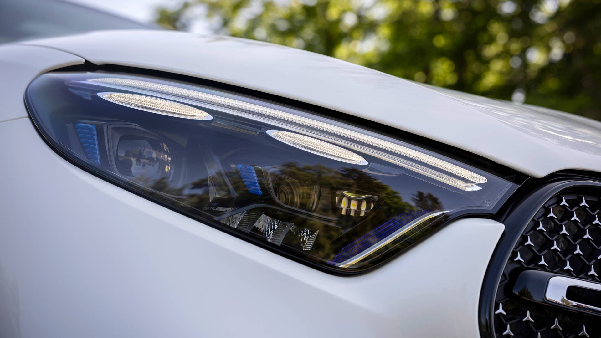 Mercedes-Benz GLC SUV Plug-in-Hybrid; Exterieur: AMG Line, MANUFAKTUR diamantweiß bright; Interieur: AMG Line, Leder zweifarbig powerrot/schwarz // Mercedes-Benz GLC SUV plug-in hybrid; exterior: AMG line, MANUFAKTUR diamond white bright; interior: AMG line, leather two-tone power red/black