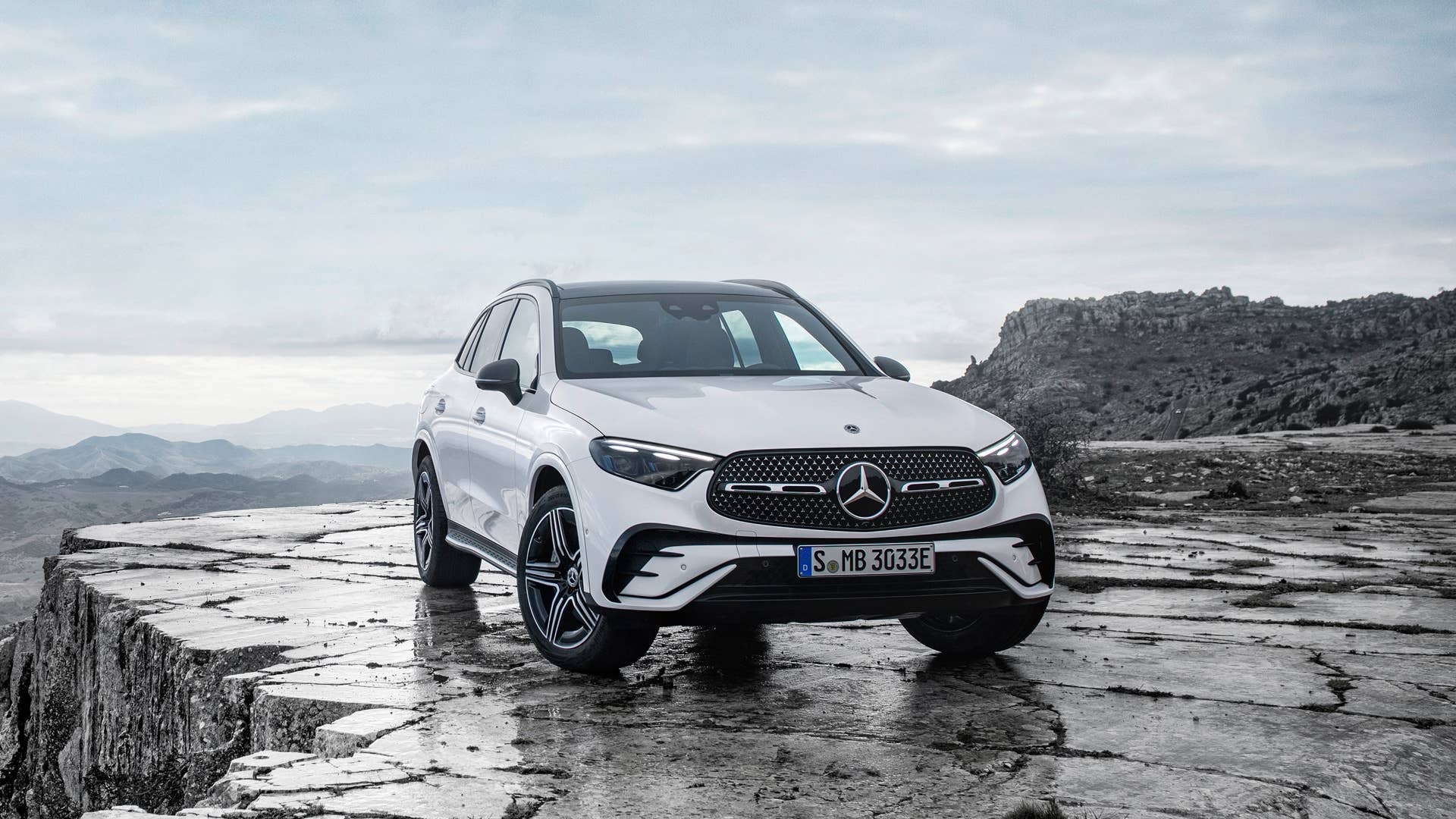 Mercedes-Benz GLC SUV Plug-in-Hybrid; Exterieur: AMG Line, MANUFAKTUR diamantweiß bright; Interieur: AMG Line, Leder zweifarbig powerrot/schwarz // Mercedes-Benz GLC SUV plug-in hybrid; exterior: AMG line, MANUFAKTUR diamond white bright; interior: AMG line, leather two-tone power red/black