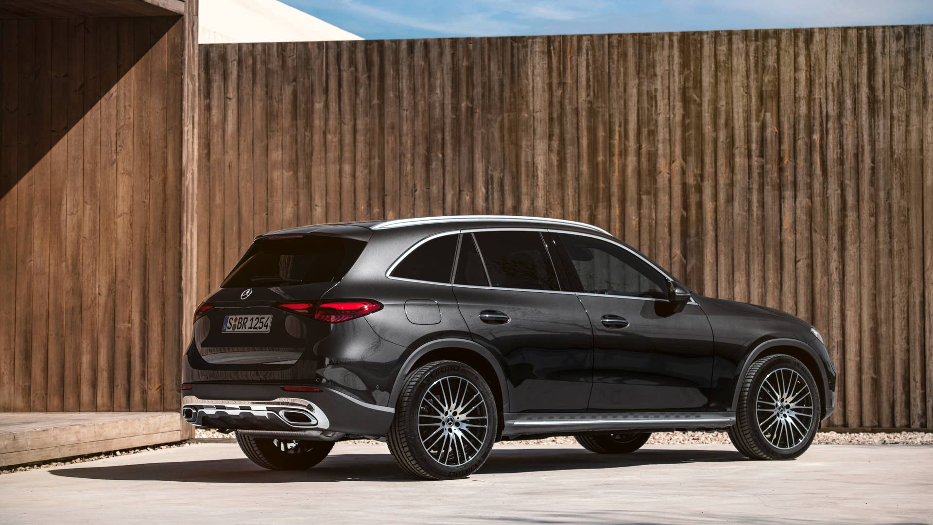 Mercedes-Benz GLC SUV; Exterieur: AVANTGARDE, graphitgrau metallic; Interieur: AVANTGARDE, Leder Nappa sienabraun // Mercedes-Benz GLC SUV; exterior: AVANTGARDE, graphite grey metallic; interior: AVANTGARDE, nappa leather sienna brown