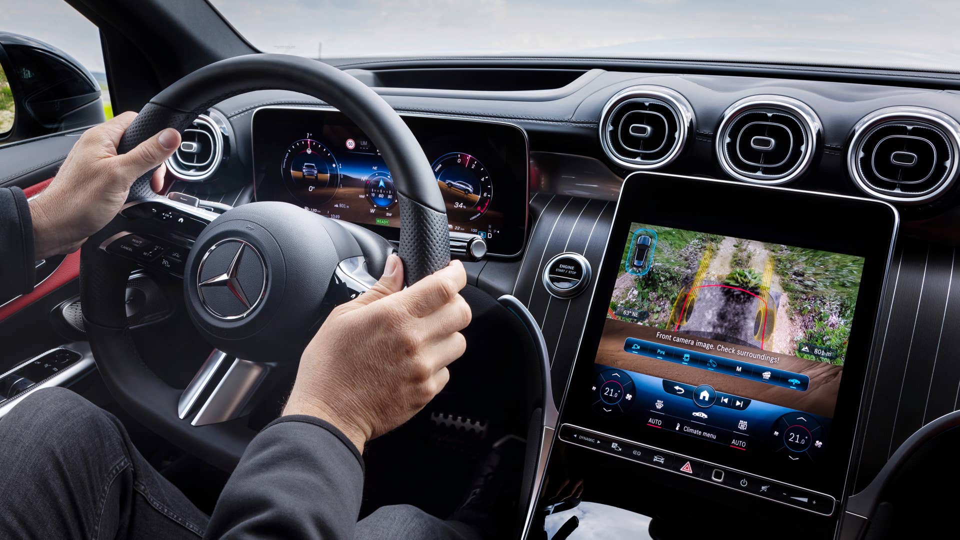 Mercedes-Benz GLC SUV Plug-in-Hybrid; Exterieur: AMG Line, MANUFAKTUR diamantweiß bright; Interieur: AMG Line, Leder zweifarbig powerrot/schwarz // Mercedes-Benz GLC SUV plug-in hybrid; exterior: AMG line, MANUFAKTUR diamond white bright; interior: AMG line, leather two-tone power red/black