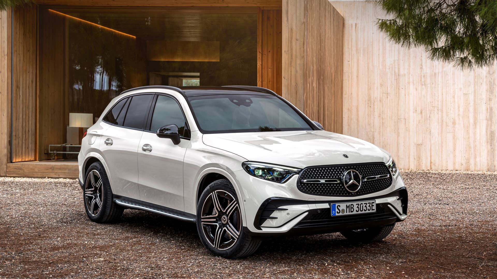 Mercedes-Benz GLC SUV Plug-in-Hybrid; Exterieur: AMG Line, MANUFAKTUR diamantweiß bright; Interieur: AMG Line, Leder zweifarbig powerrot/schwarz // Mercedes-Benz GLC SUV plug-in hybrid; exterior: AMG line, MANUFAKTUR diamond white bright; interior: AMG line, leather two-tone power red/black