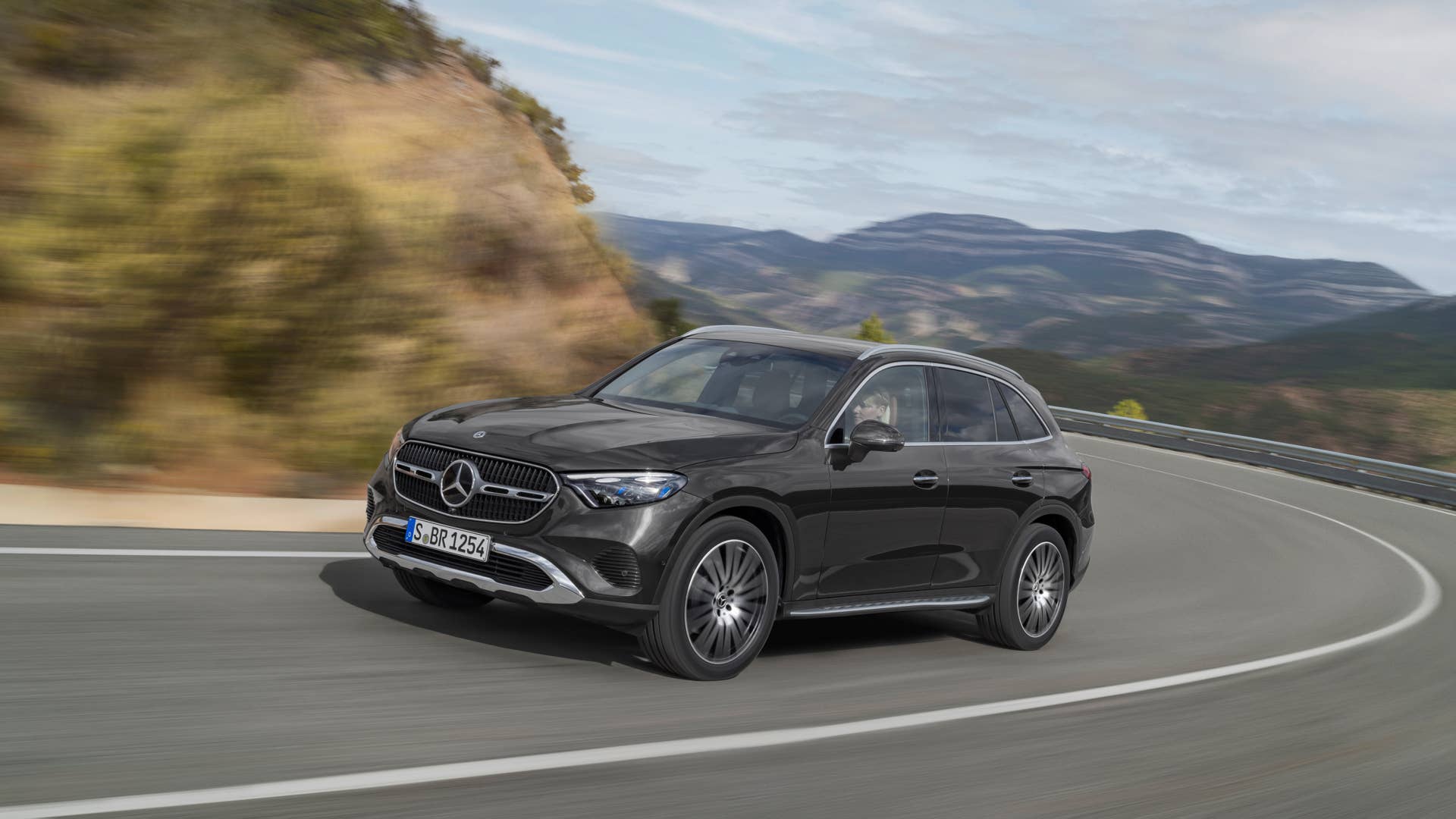 Mercedes-Benz GLC SUV; Exterieur: AVANTGARDE, graphitgrau metallic; Interieur: AVANTGARDE, Leder Nappa sienabraun // Mercedes-Benz GLC SUV; exterior: AVANTGARDE, graphite grey metallic; interior: AVANTGARDE, nappa leather sienna brown