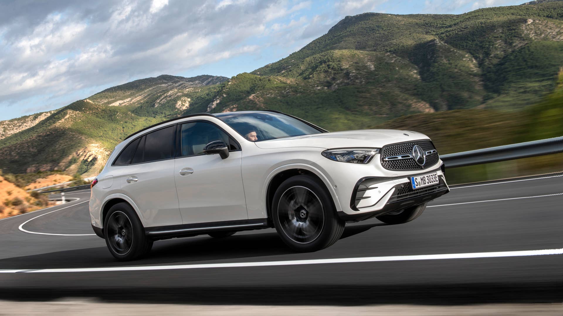 Mercedes-Benz GLC SUV Plug-in-Hybrid; Exterieur: AMG Line, MANUFAKTUR diamantweiß bright; Interieur: AMG Line, Leder zweifarbig powerrot/schwarz // Mercedes-Benz GLC SUV plug-in hybrid; exterior: AMG line, MANUFAKTUR diamond white bright; interior: AMG line, leather two-tone power red/black
