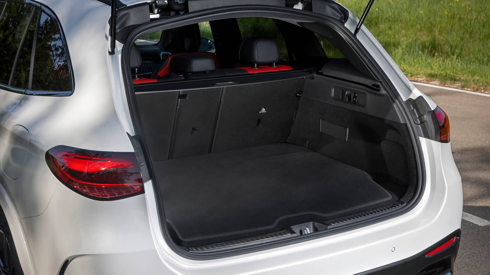 Mercedes-Benz GLC SUV Plug-in-Hybrid; Exterieur: AMG Line, MANUFAKTUR diamantweiß bright; Interieur: AMG Line, Leder zweifarbig powerrot/schwarz // Mercedes-Benz GLC SUV plug-in hybrid; exterior: AMG line, MANUFAKTUR diamond white bright; interior: AMG line, leather two-tone power red/black