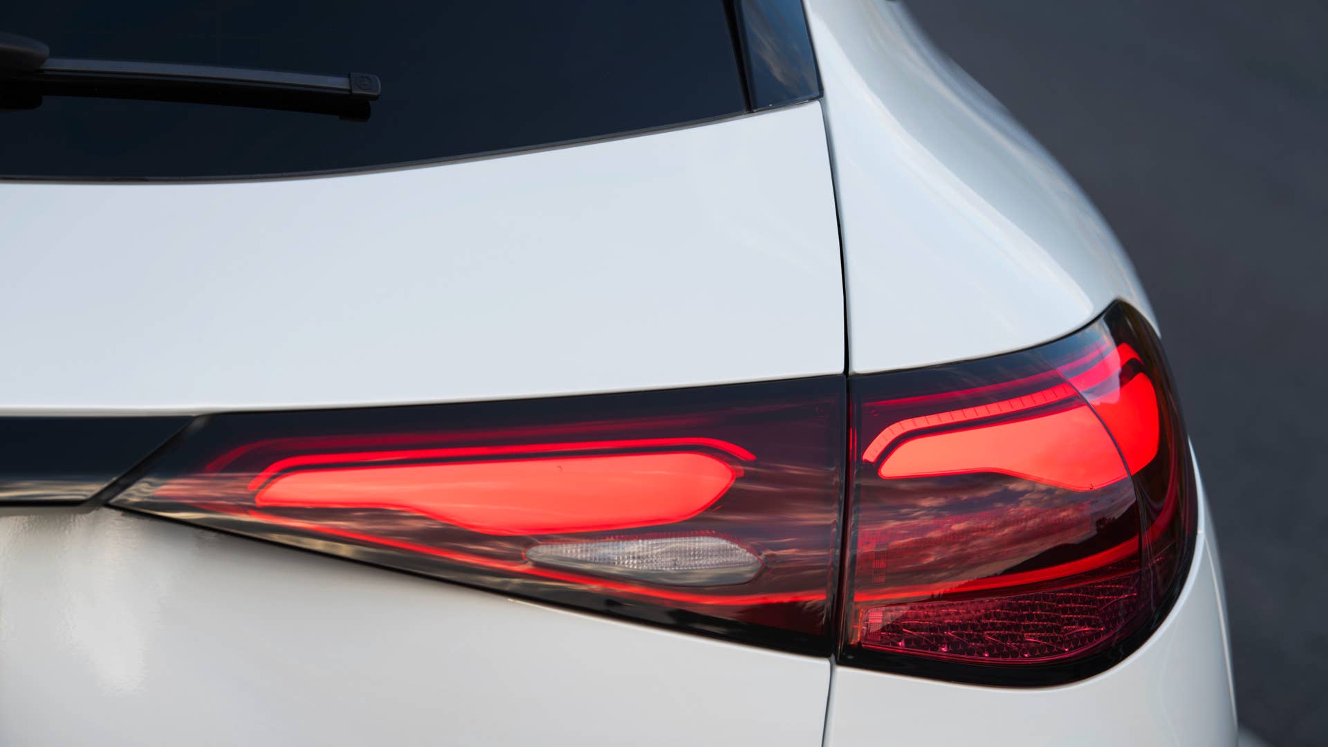 Mercedes-Benz GLC SUV Plug-in-Hybrid; Exterieur: AMG Line, MANUFAKTUR diamantweiß bright; Interieur: AMG Line, Leder zweifarbig powerrot/schwarz // Mercedes-Benz GLC SUV plug-in hybrid; exterior: AMG line, MANUFAKTUR diamond white bright; interior: AMG line, leather two-tone power red/black
