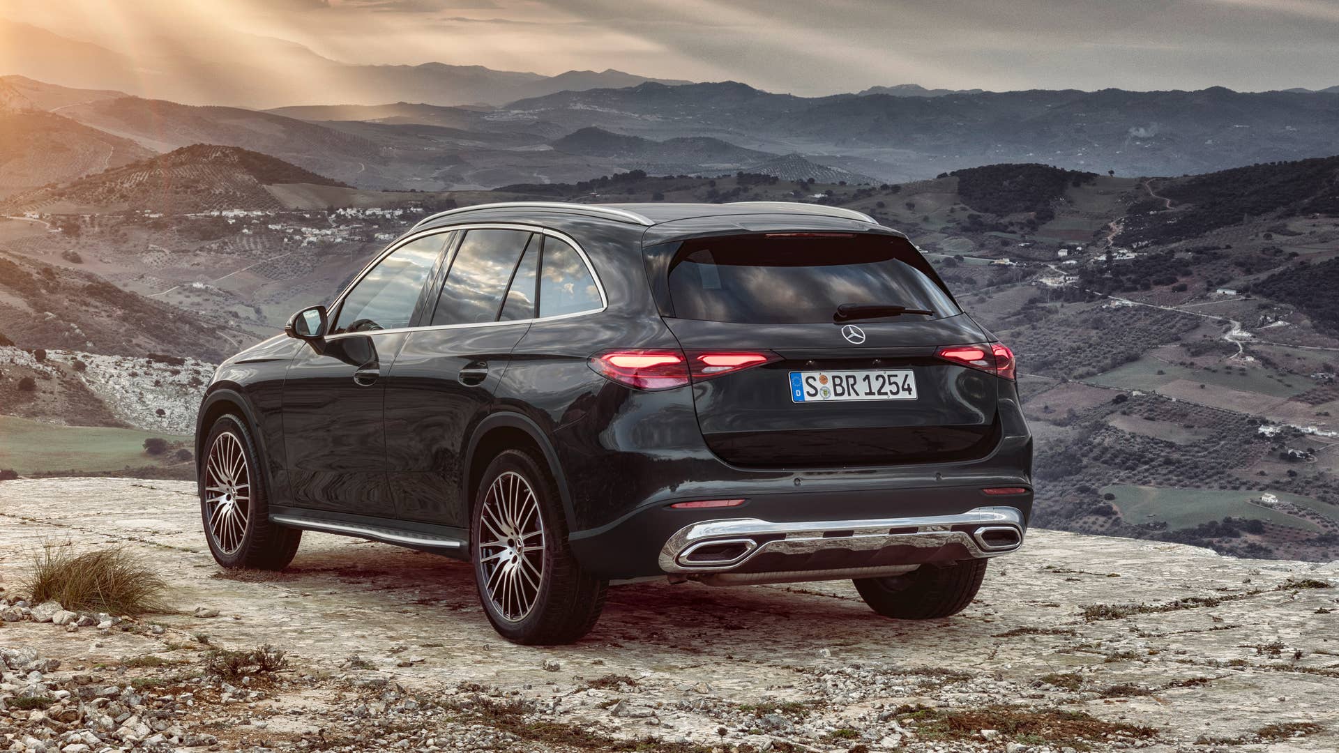 Mercedes-Benz GLC SUV; Exterieur: AVANTGARDE, graphitgrau metallic; Interieur: AVANTGARDE, Leder Nappa sienabraun // Mercedes-Benz GLC SUV; exterior: AVANTGARDE, graphite grey metallic; interior: AVANTGARDE, nappa leather sienna brown