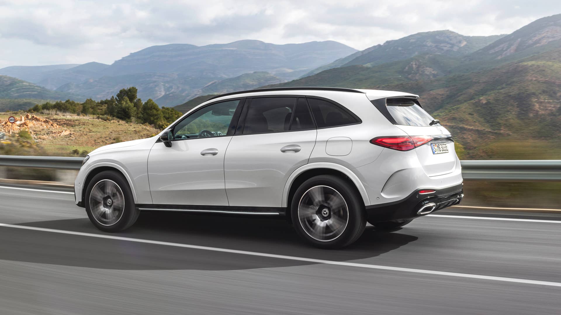 Mercedes-Benz GLC SUV Plug-in-Hybrid; Exterieur: AMG Line, MANUFAKTUR diamantweiß bright; Interieur: AMG Line, Leder zweifarbig powerrot/schwarz // Mercedes-Benz GLC SUV plug-in hybrid; exterior: AMG line, MANUFAKTUR diamond white bright; interior: AMG line, leather two-tone power red/black