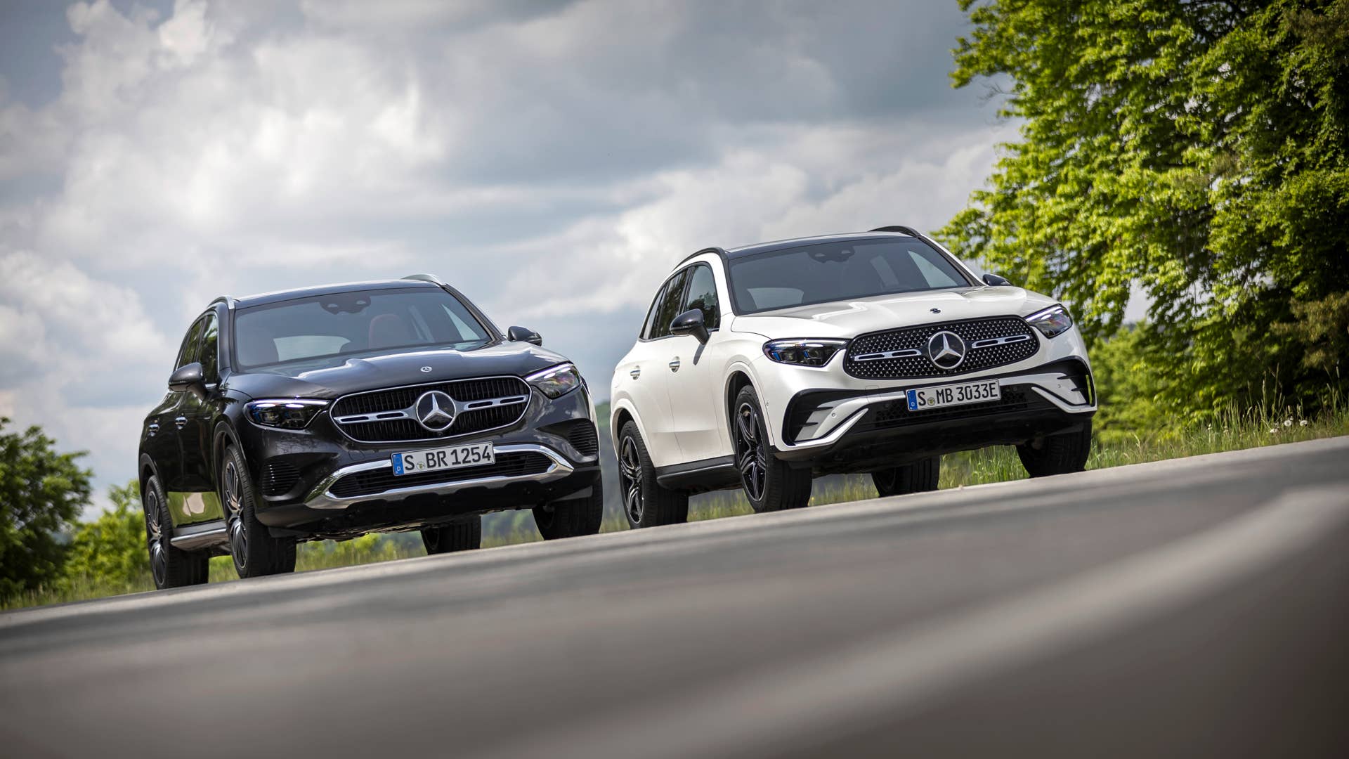 Mercedes-Benz GLC SUV Plug-in-Hybrid; Exterieur: AMG Line, MANUFAKTUR diamantweiß bright; Interieur: AMG Line, Leder zweifarbig powerrot/schwarz ; Mercedes-Benz GLC SUV; Exterieur: AVANTGARDE, graphitgrau metallic; Interieur: AVANTGARDE, Leder Nappa sienabraun // Mercedes-Benz GLC SUV plug-in hybrid; exterior: AMG line, MANUFAKTUR diamond white bright; interior: AMG line, leather two-tone power red/black; Mercedes-Benz GLC SUV; exterior: AVANTGARDE, graphite grey metallic; interior: AVANTGARDE, nappa leather sienna brown