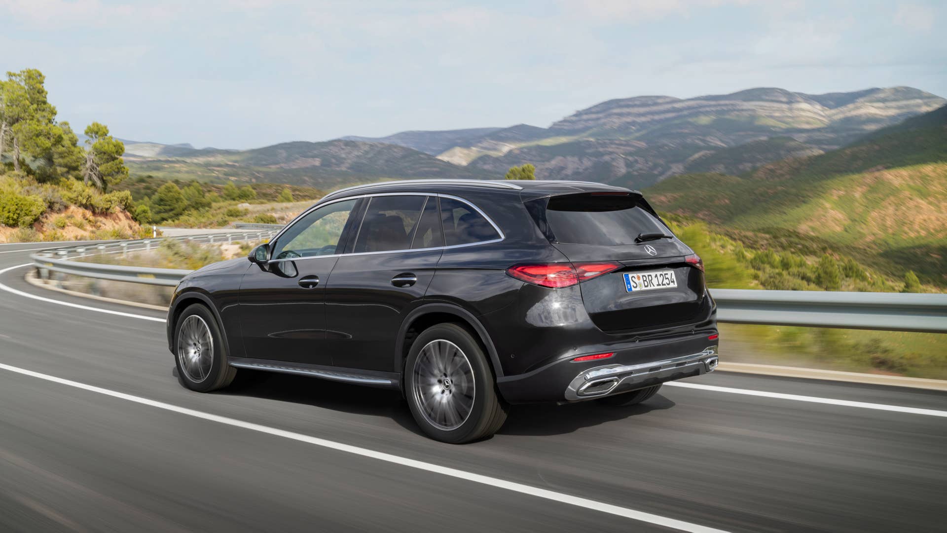 Mercedes-Benz GLC SUV; Exterieur: AVANTGARDE, graphitgrau metallic; Interieur: AVANTGARDE, Leder Nappa sienabraun // Mercedes-Benz GLC SUV; exterior: AVANTGARDE, graphite grey metallic; interior: AVANTGARDE, nappa leather sienna brown