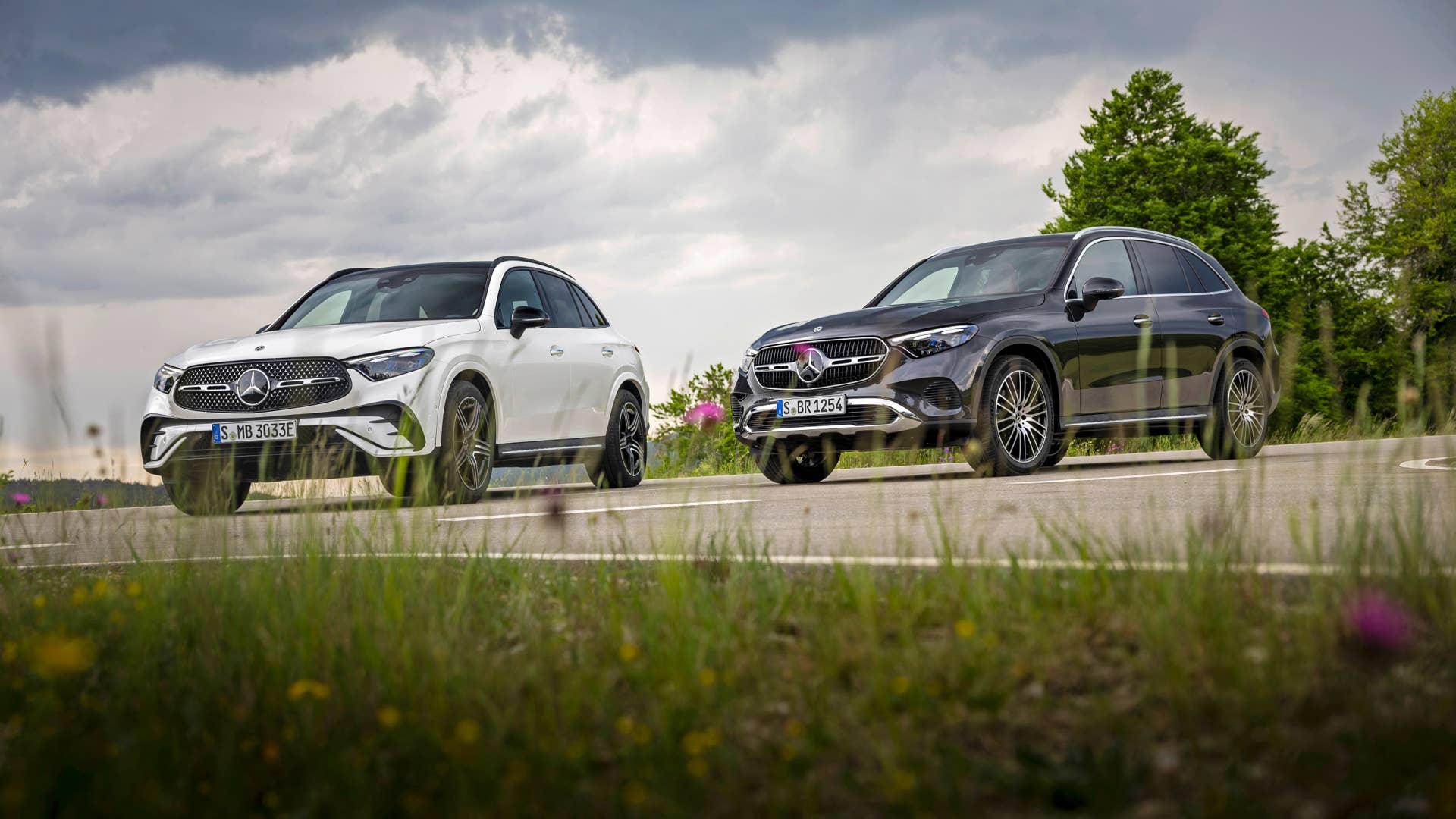 Mercedes-Benz GLC SUV Plug-in-Hybrid; Exterieur: AMG Line, MANUFAKTUR diamantweiß bright; Interieur: AMG Line, Leder zweifarbig powerrot/schwarz ; Mercedes-Benz GLC SUV; Exterieur: AVANTGARDE, graphitgrau metallic; Interieur: AVANTGARDE, Leder Nappa sienabraun // Mercedes-Benz GLC SUV plug-in hybrid; exterior: AMG line, MANUFAKTUR diamond white bright; interior: AMG line, leather two-tone power red/black; Mercedes-Benz GLC SUV; exterior: AVANTGARDE, graphite grey metallic; interior: AVANTGARDE, nappa leather sienna brown