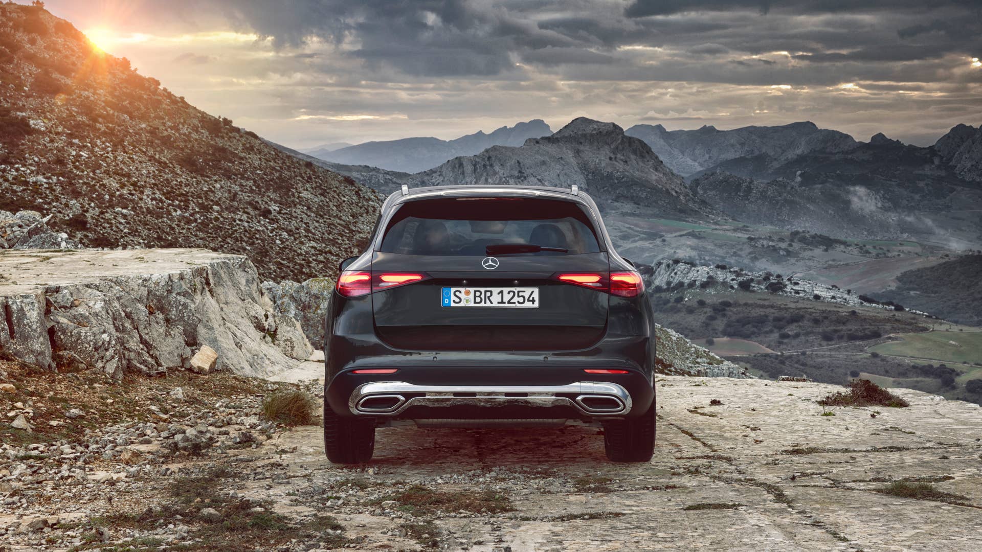 Mercedes-Benz GLC SUV; Exterieur: AVANTGARDE, graphitgrau metallic; Interieur: AVANTGARDE, Leder Nappa sienabraun // Mercedes-Benz GLC SUV; exterior: AVANTGARDE, graphite grey metallic; interior: AVANTGARDE, nappa leather sienna brown