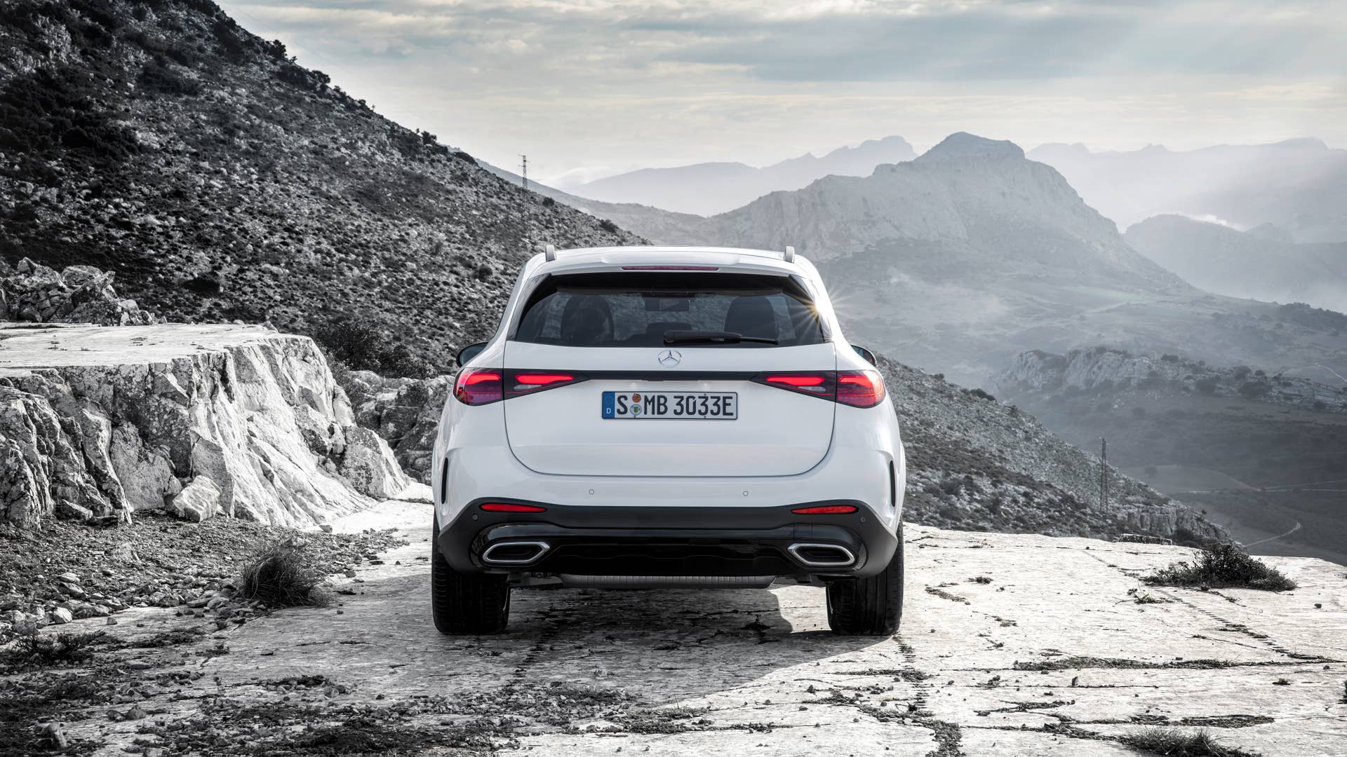 Mercedes-Benz GLC SUV Plug-in-Hybrid; Exterieur: AMG Line, MANUFAKTUR diamantweiß bright; Interieur: AMG Line, Leder zweifarbig powerrot/schwarz // Mercedes-Benz GLC SUV plug-in hybrid; exterior: AMG line, MANUFAKTUR diamond white bright; interior: AMG line, leather two-tone power red/black