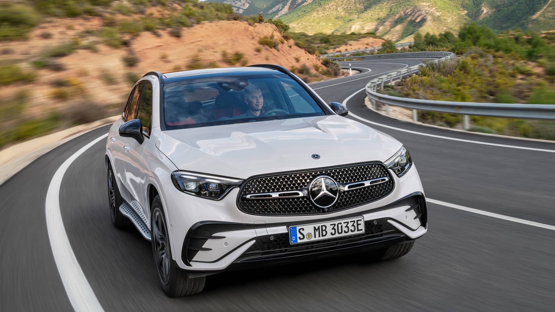 Mercedes-Benz GLC SUV Plug-in-Hybrid; Exterieur: AMG Line, MANUFAKTUR diamantweiß bright; Interieur: AMG Line, Leder zweifarbig powerrot/schwarz // Mercedes-Benz GLC SUV plug-in hybrid; exterior: AMG line, MANUFAKTUR diamond white bright; interior: AMG line, leather two-tone power red/black