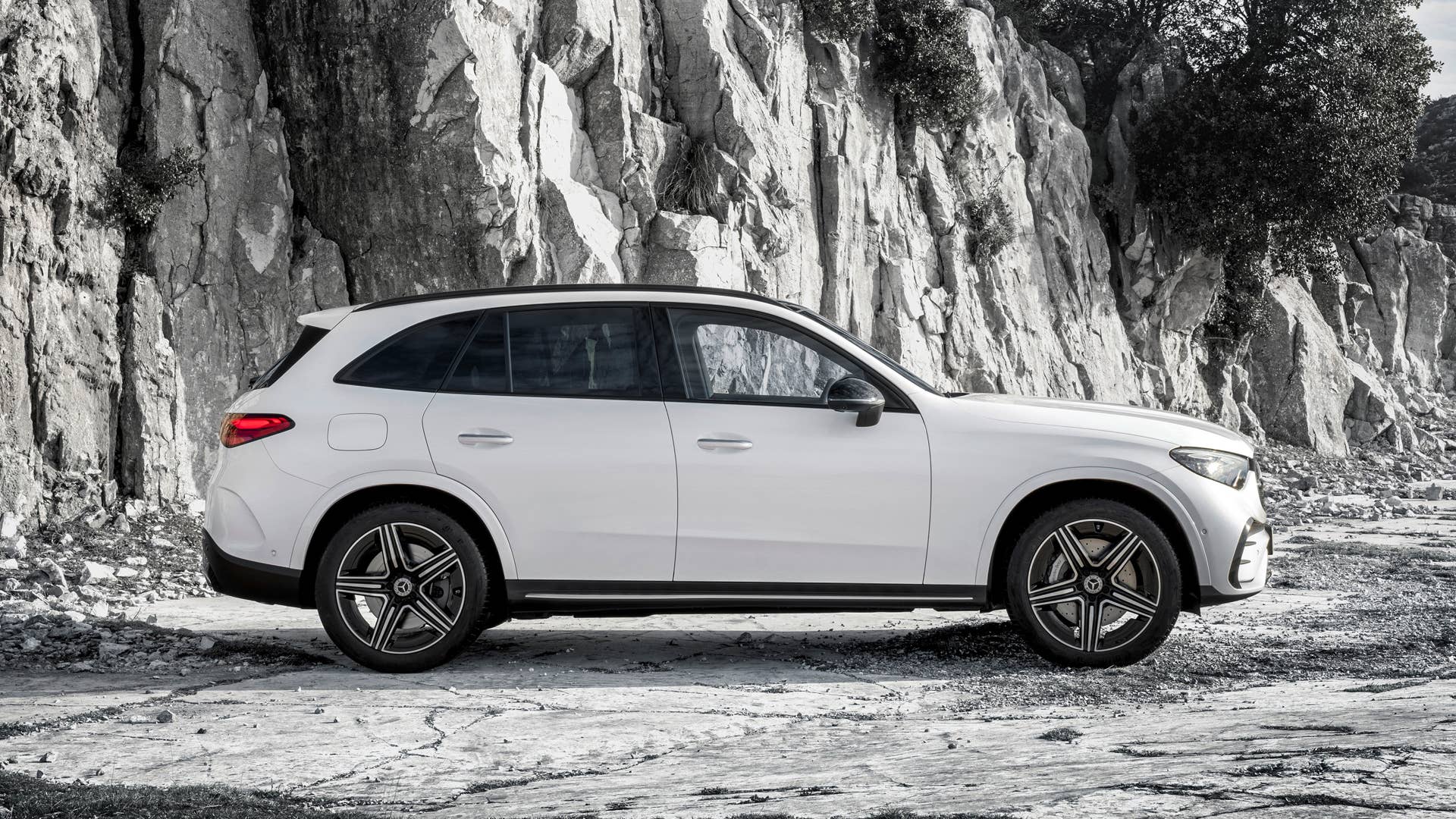 Mercedes-Benz GLC SUV Plug-in-Hybrid; Exterieur: AMG Line, MANUFAKTUR diamantweiß bright; Interieur: AMG Line, Leder zweifarbig powerrot/schwarz // Mercedes-Benz GLC SUV plug-in hybrid; exterior: AMG line, MANUFAKTUR diamond white bright; interior: AMG line, leather two-tone power red/black
