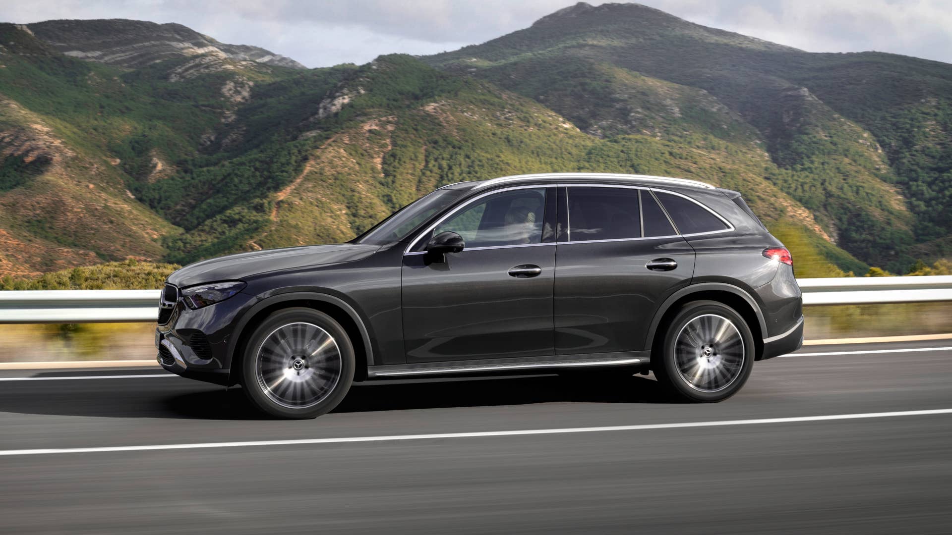 Mercedes-Benz GLC SUV; Exterieur: AVANTGARDE, graphitgrau metallic; Interieur: AVANTGARDE, Leder Nappa sienabraun // Mercedes-Benz GLC SUV; exterior: AVANTGARDE, graphite grey metallic; interior: AVANTGARDE, nappa leather sienna brown