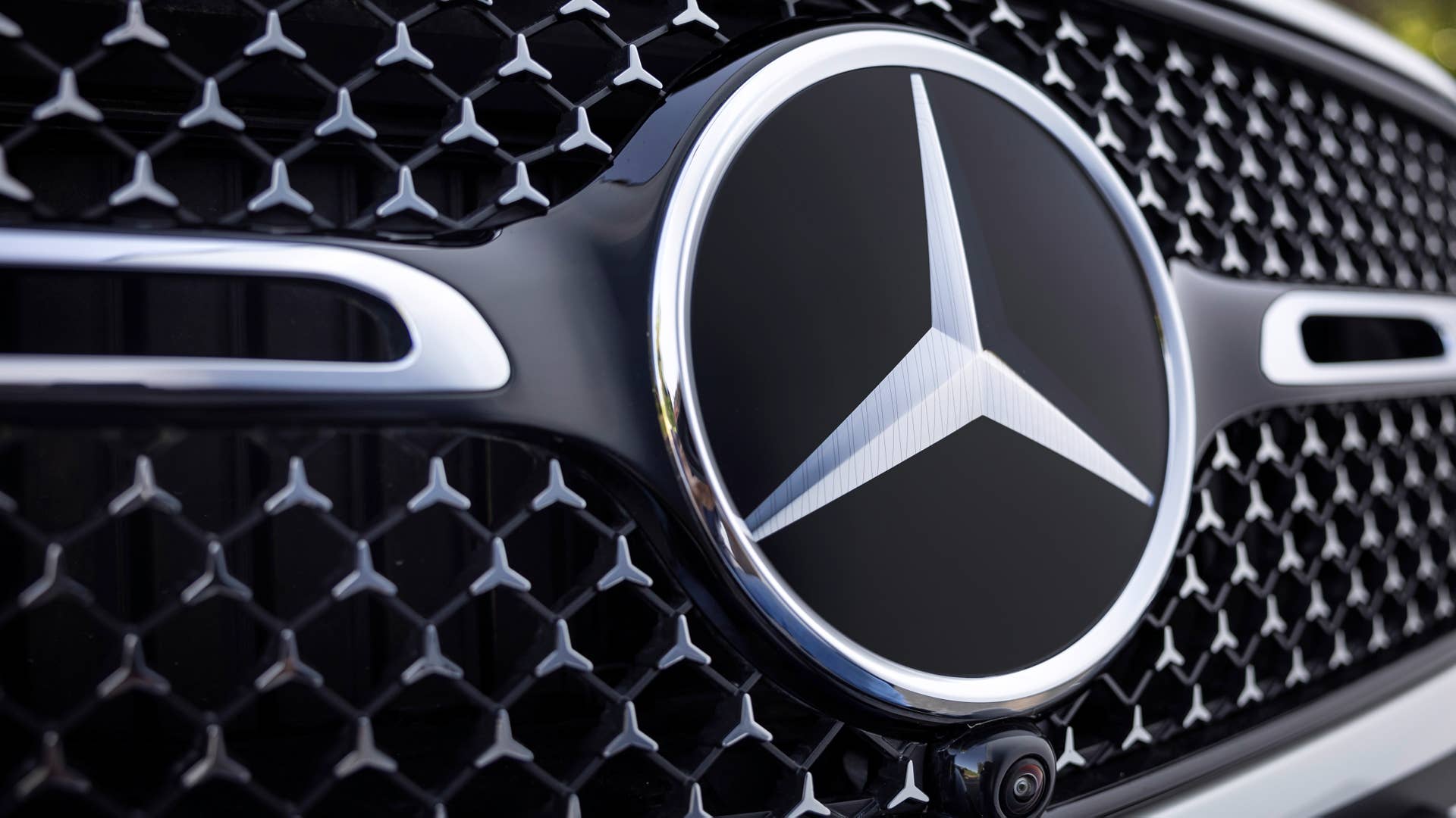 Mercedes-Benz GLC SUV Plug-in-Hybrid; Exterieur: AMG Line, MANUFAKTUR diamantweiß bright; Interieur: AMG Line, Leder zweifarbig powerrot/schwarz // Mercedes-Benz GLC SUV plug-in hybrid; exterior: AMG line, MANUFAKTUR diamond white bright; interior: AMG line, leather two-tone power red/black