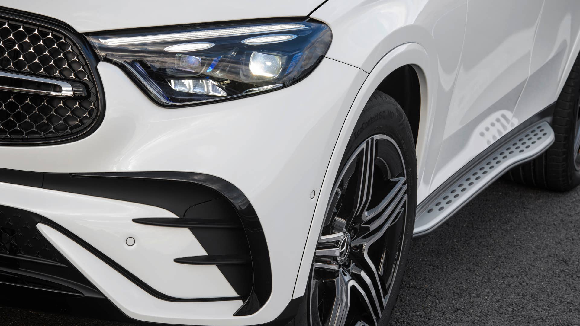 Mercedes-Benz GLC SUV Plug-in-Hybrid; Exterieur: AMG Line, MANUFAKTUR diamantweiß bright; Interieur: AMG Line, Leder zweifarbig powerrot/schwarz // Mercedes-Benz GLC SUV plug-in hybrid; exterior: AMG line, MANUFAKTUR diamond white bright; interior: AMG line, leather two-tone power red/black