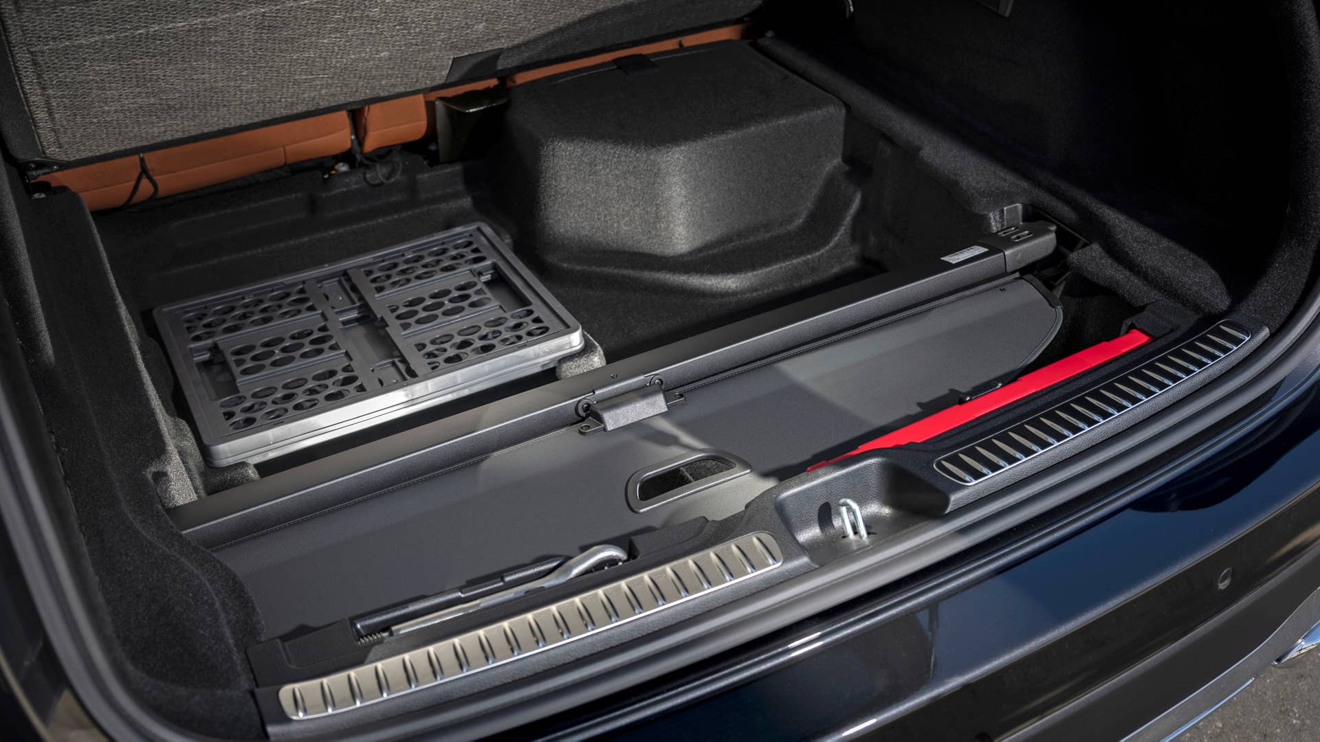 Mercedes-Benz GLC SUV Plug-in-Hybrid; Exterieur: AMG Line, MANUFAKTUR diamantweiß bright; Interieur: AMG Line, Leder zweifarbig powerrot/schwarz // Mercedes-Benz GLC SUV plug-in hybrid; exterior: AMG line, MANUFAKTUR diamond white bright; interior: AMG line, leather two-tone power red/black